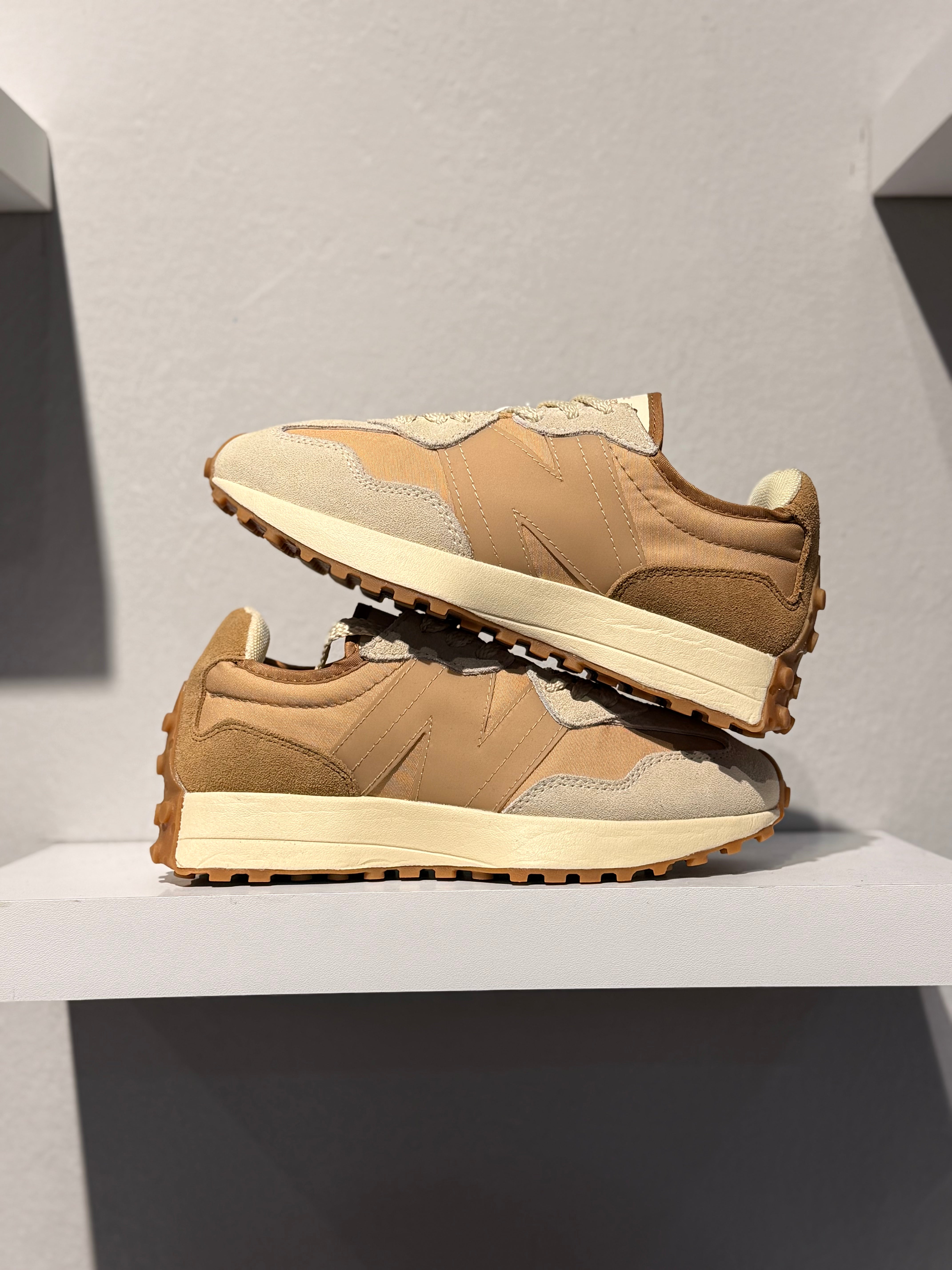 NEW BALANCE 327 BEIGE GUM