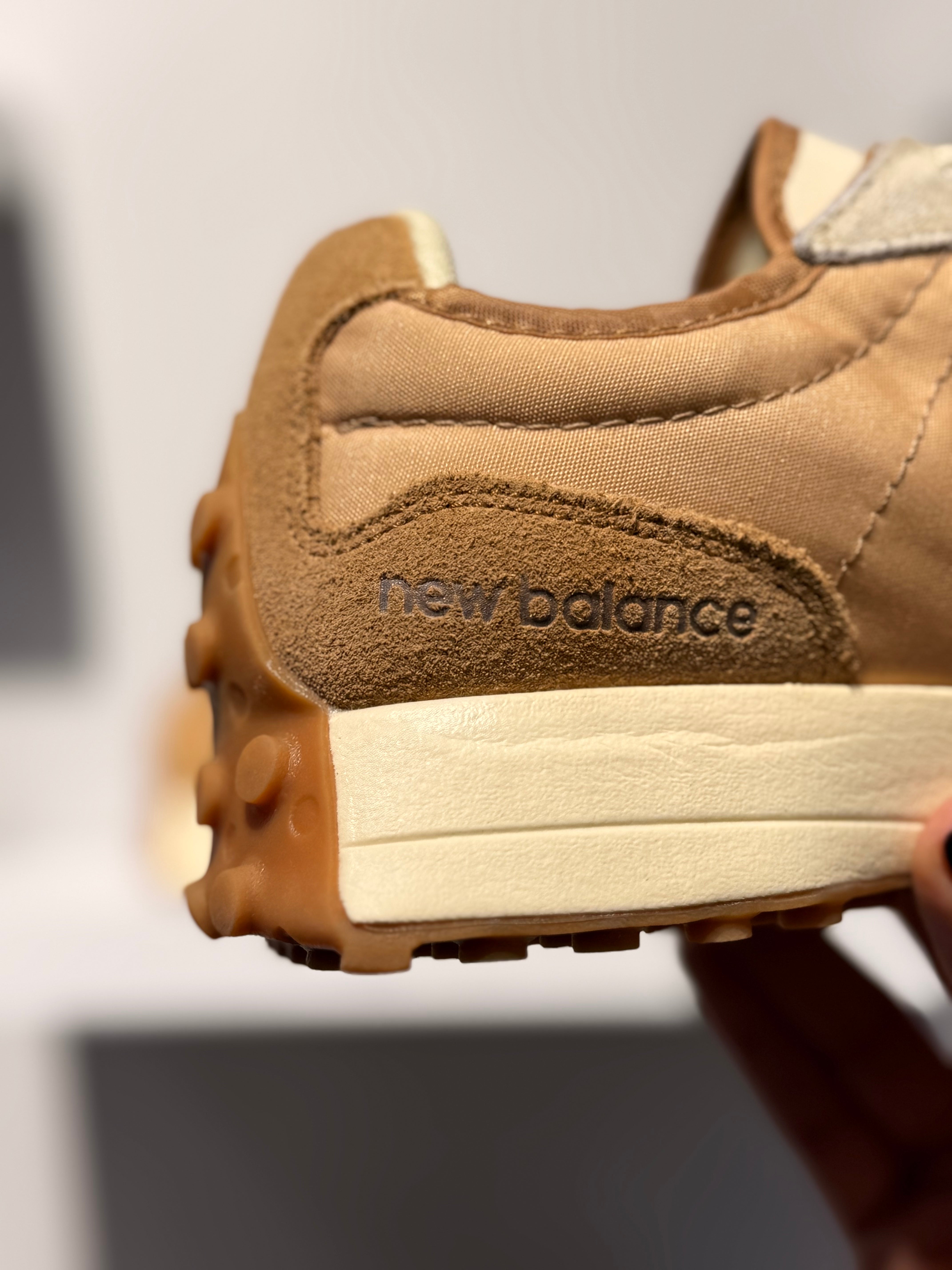 NEW BALANCE 327 BEIGE GUM