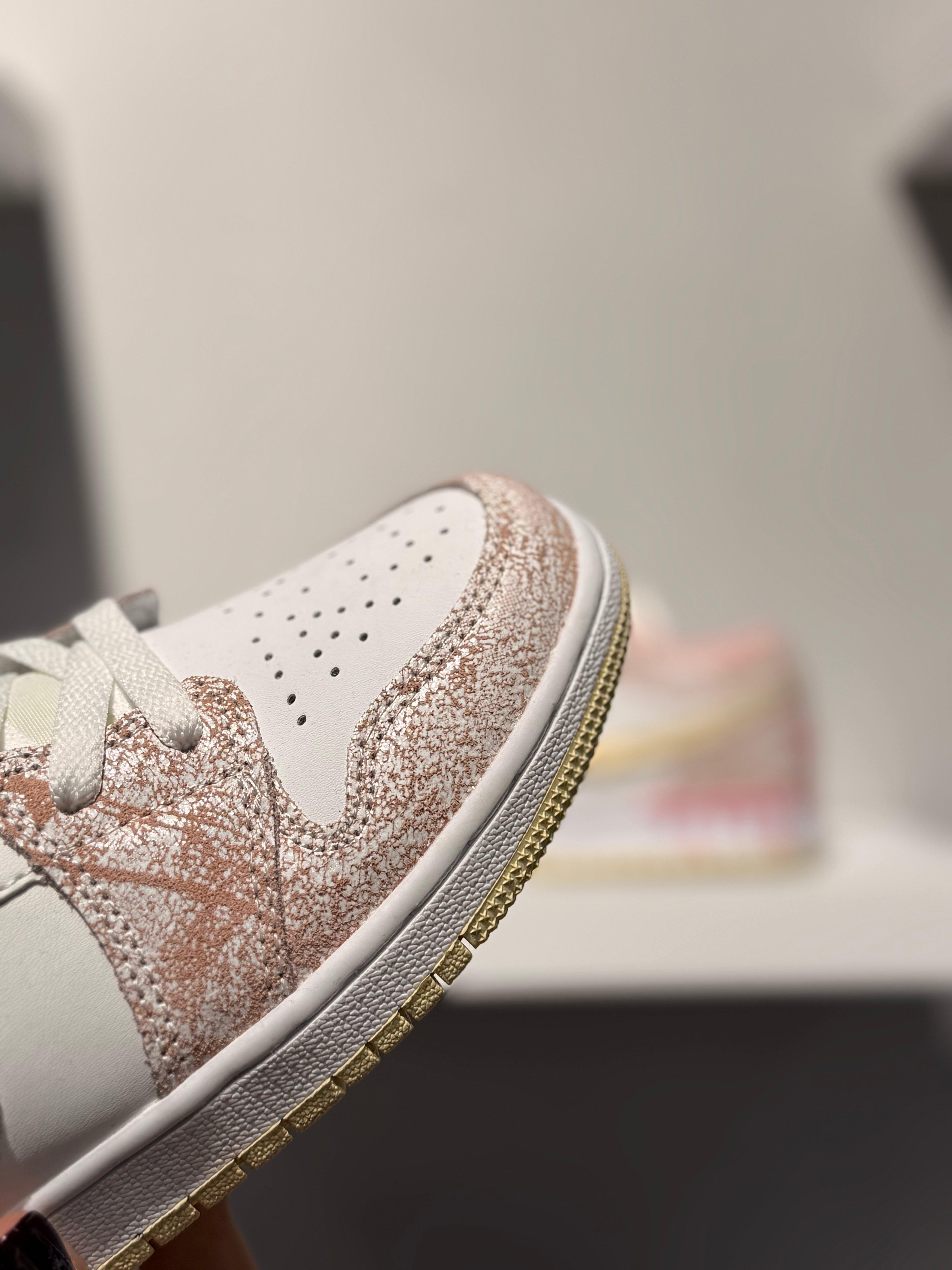 AIR JORDAN 1 LOW PAINT DRIP