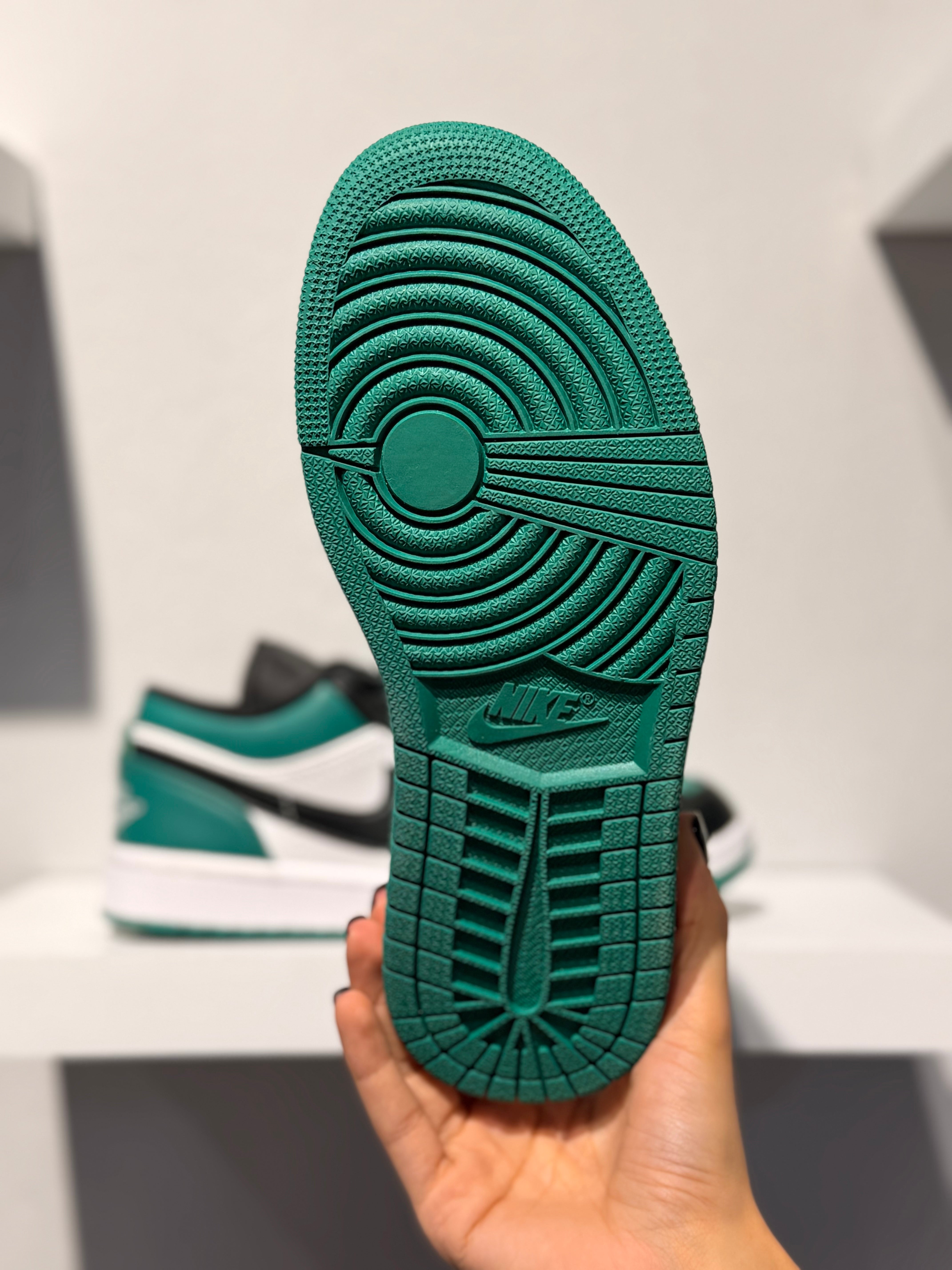 NIKE AIR JORDAN 1 LOW GREEN TOE