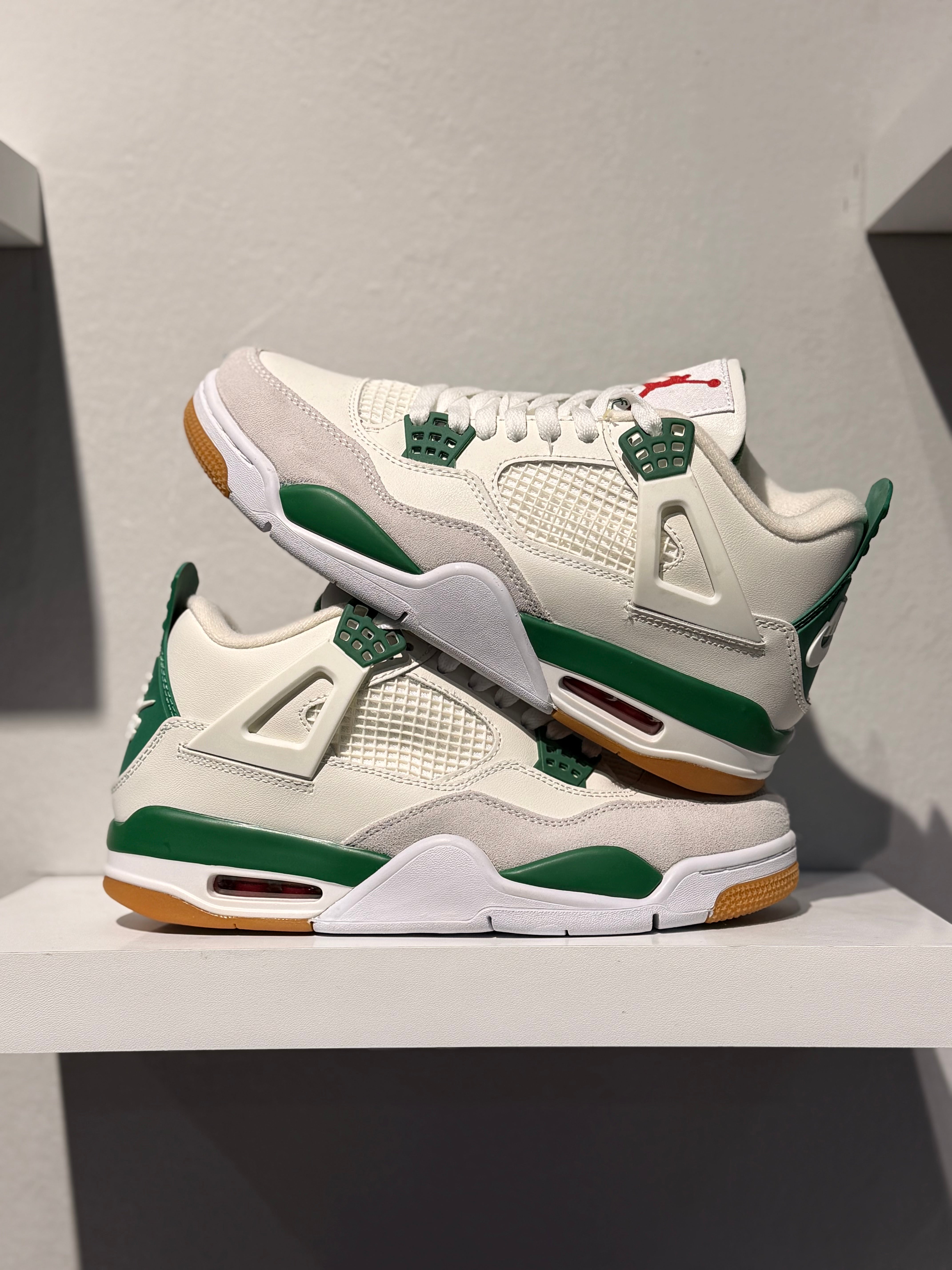 NIKE AIR JORDAN 4 RETRO SB PINE GREEN