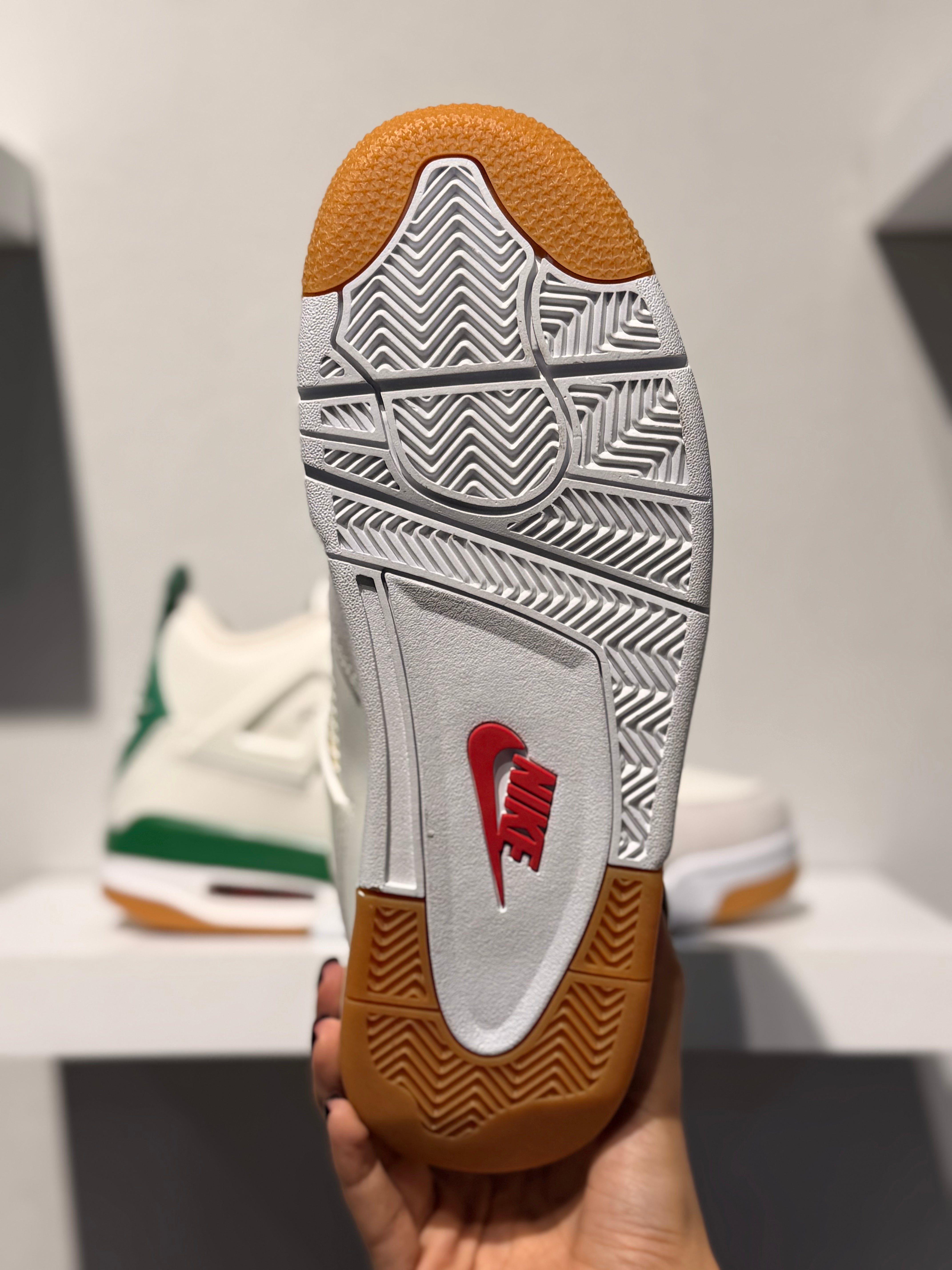 NIKE AIR JORDAN 4 RETRO SB PINE GREEN