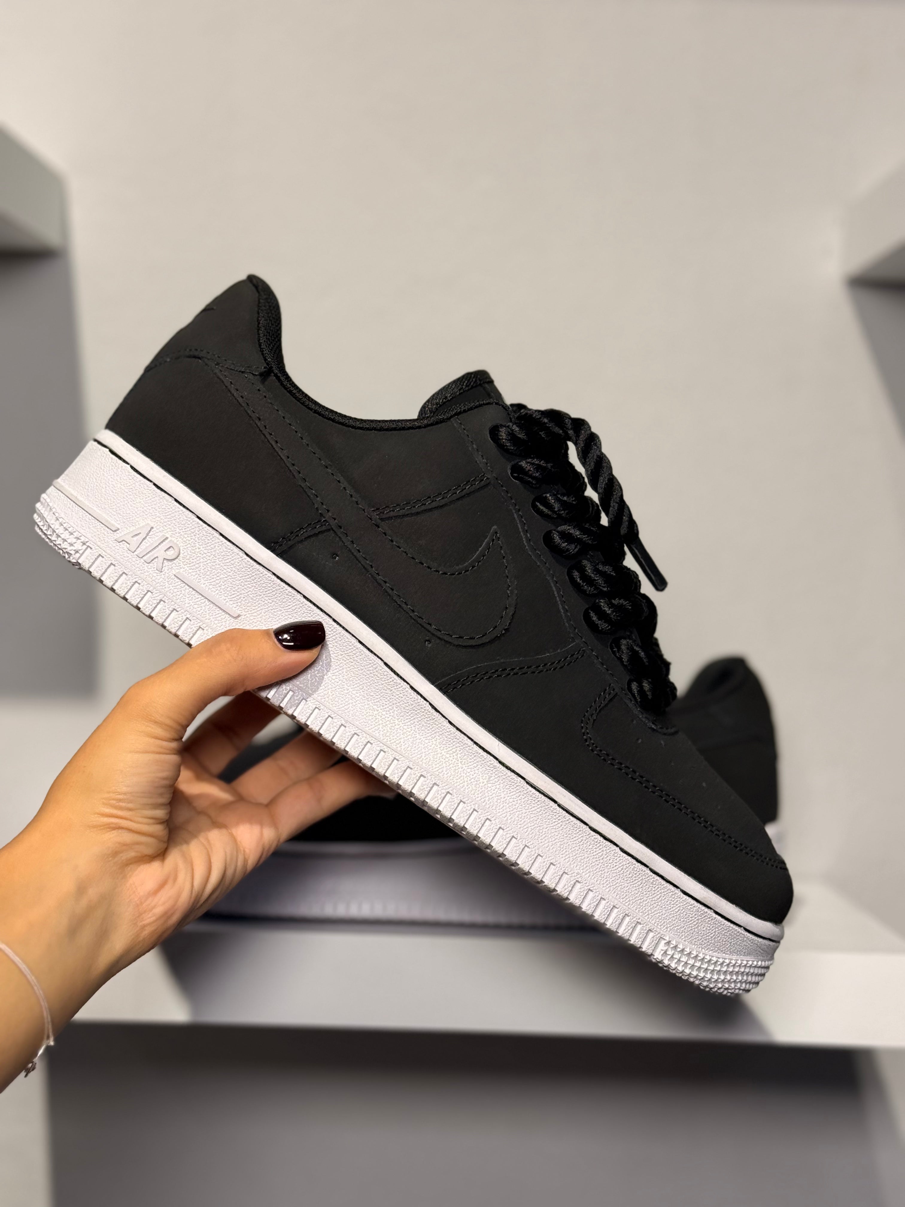 NIKE AIR FORCE PRETO NOBUCK