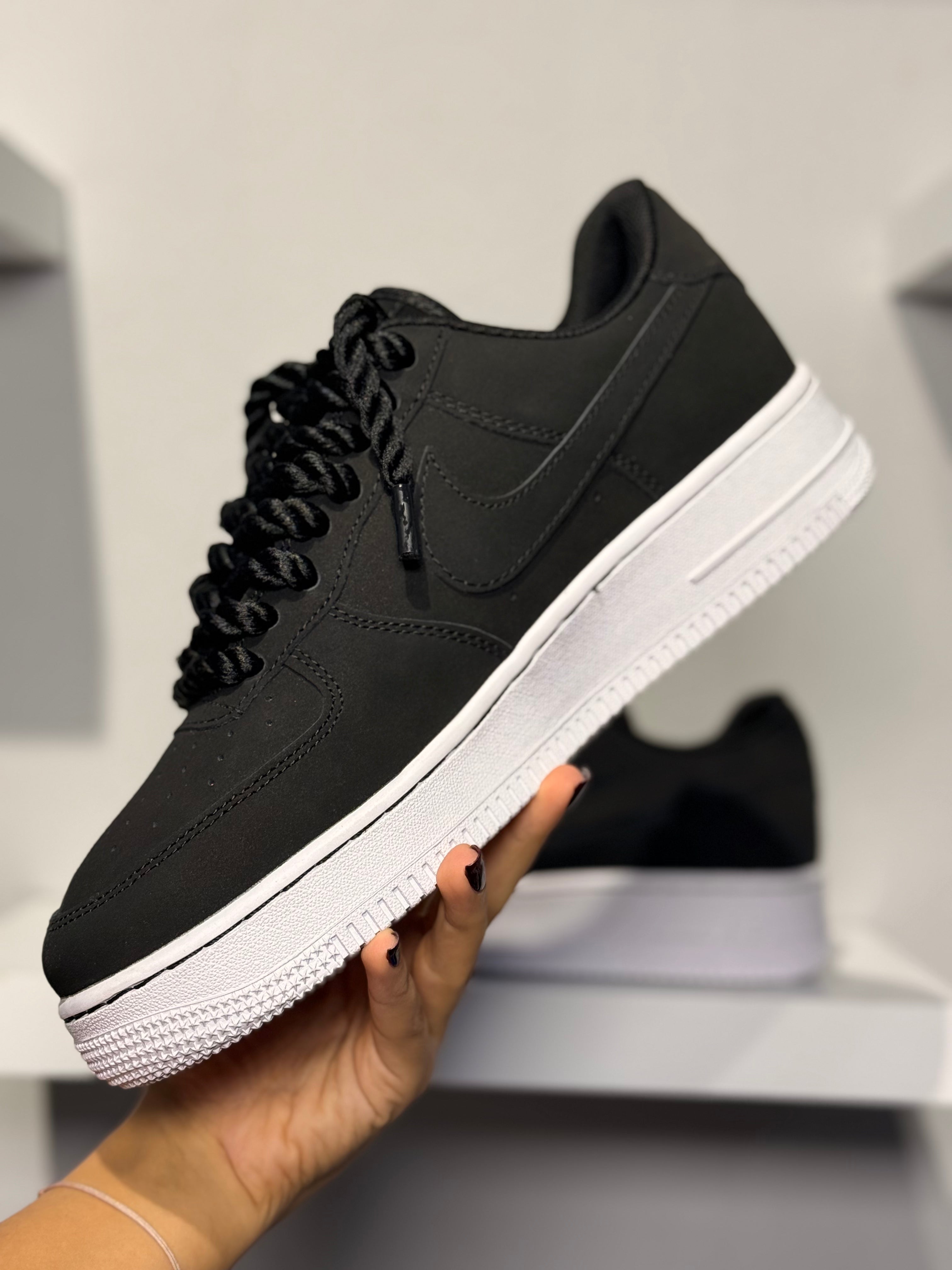 NIKE AIR FORCE PRETO NOBUCK