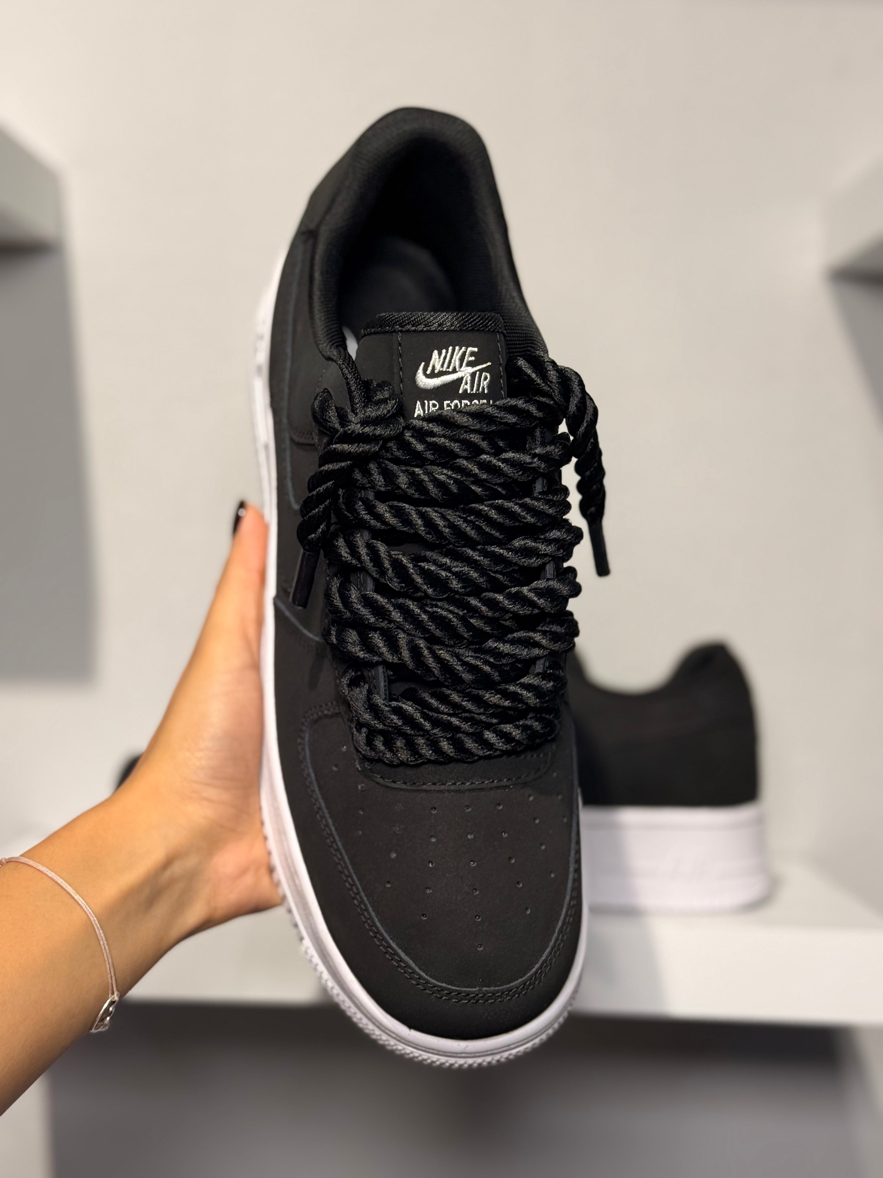 NIKE AIR FORCE PRETO NOBUCK