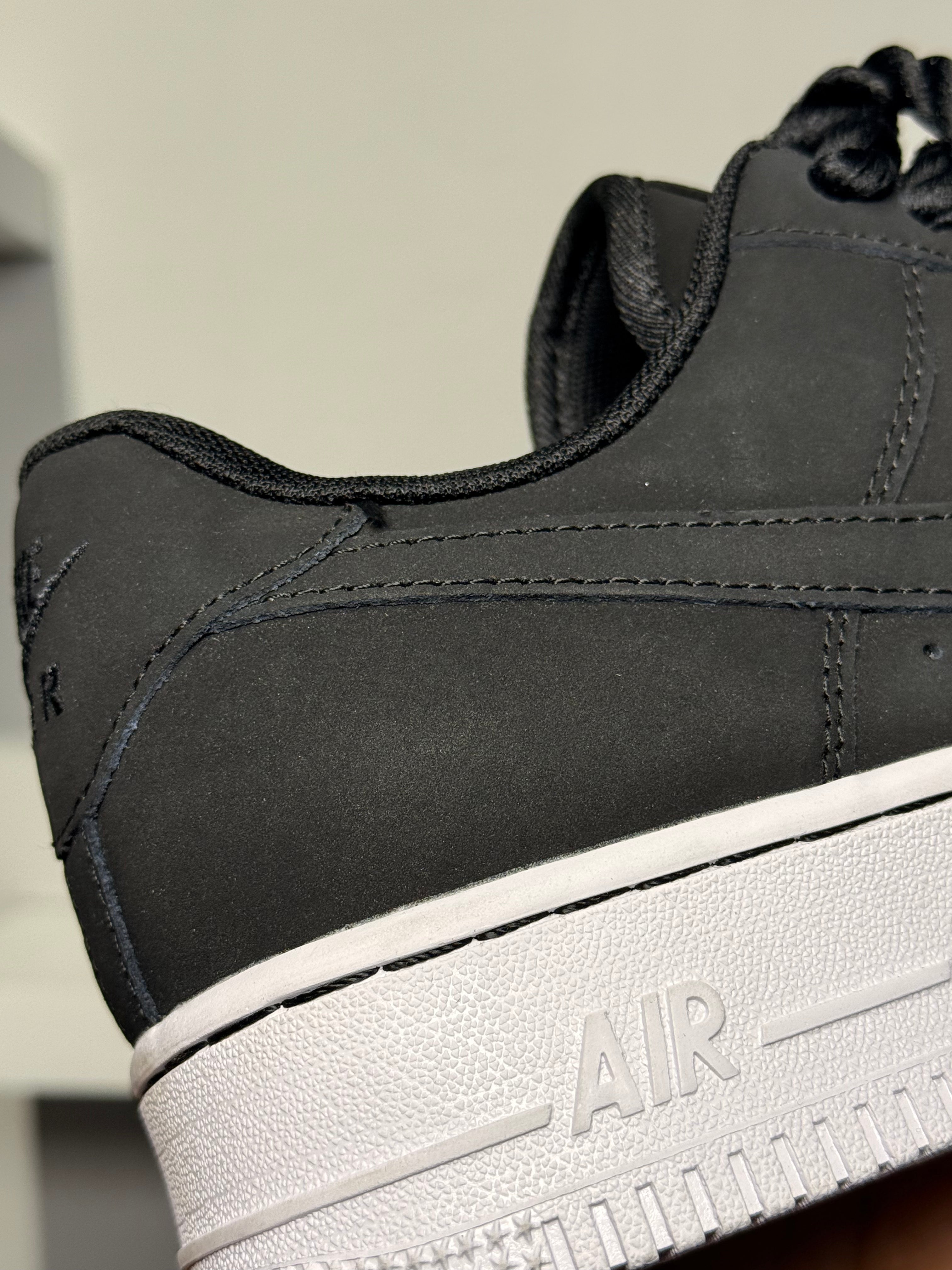 NIKE AIR FORCE PRETO NOBUCK
