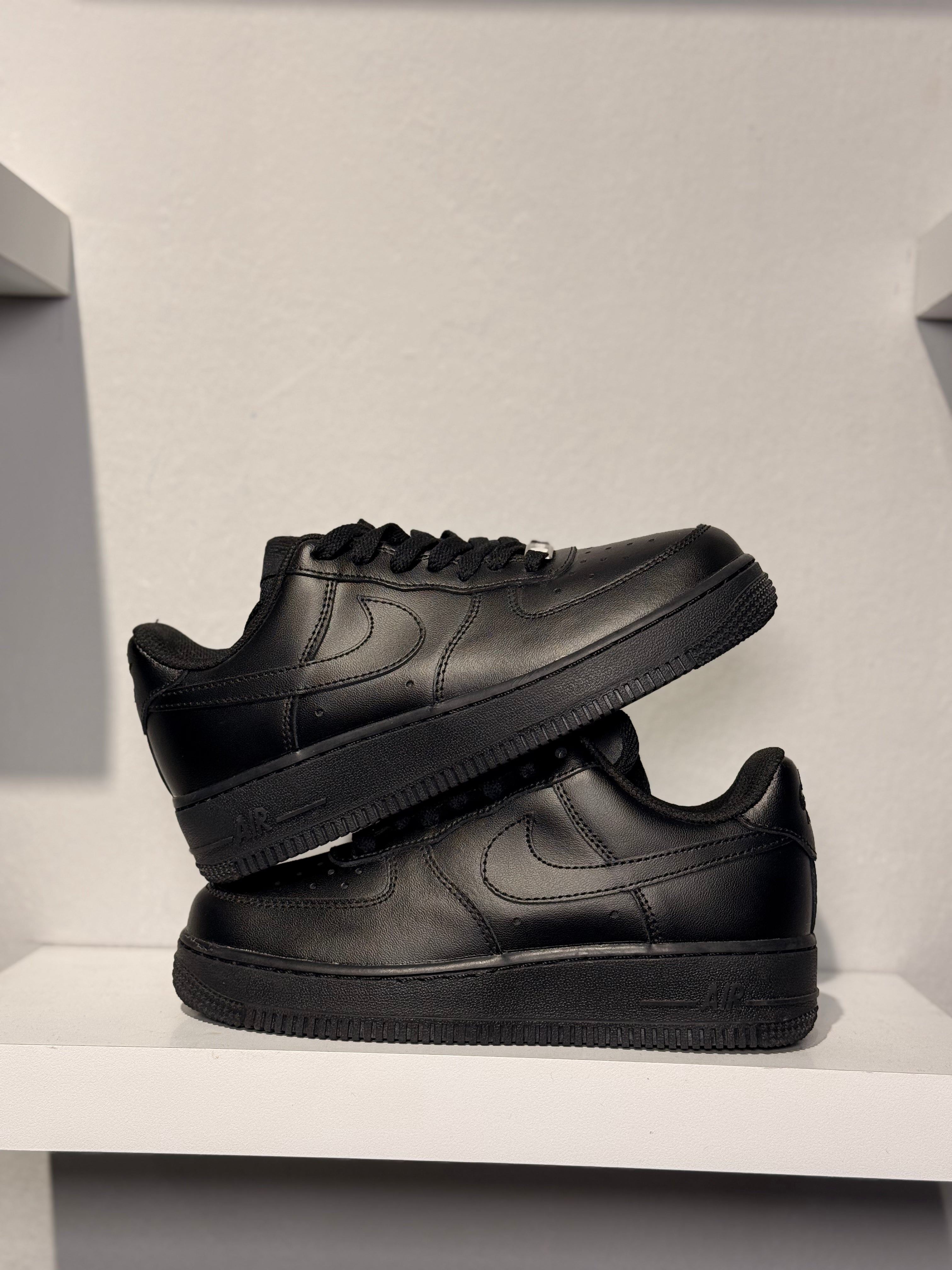 NIKE AIR FORCE 1 TRIPLE BLACK