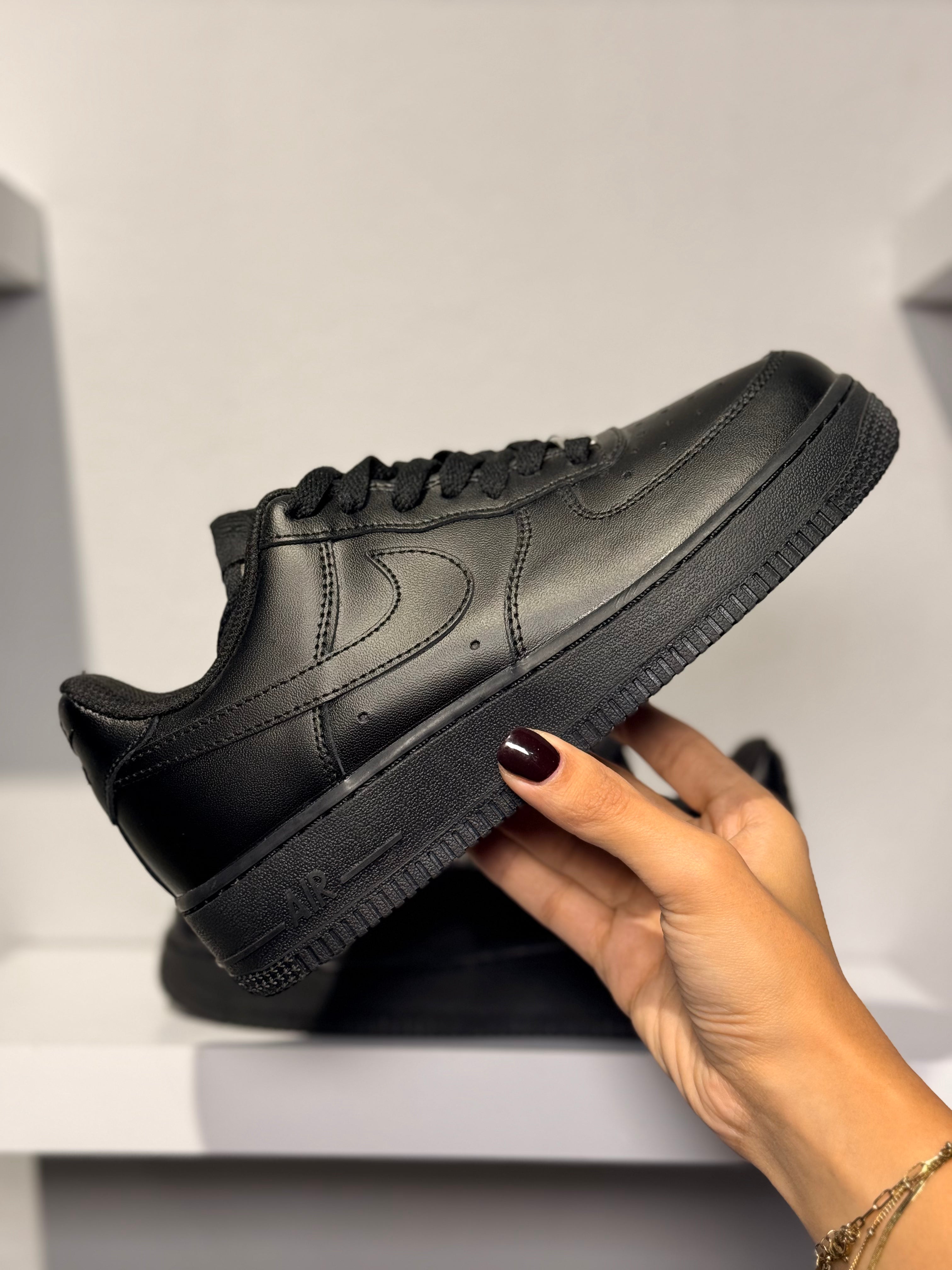 NIKE AIR FORCE 1 TRIPLE BLACK