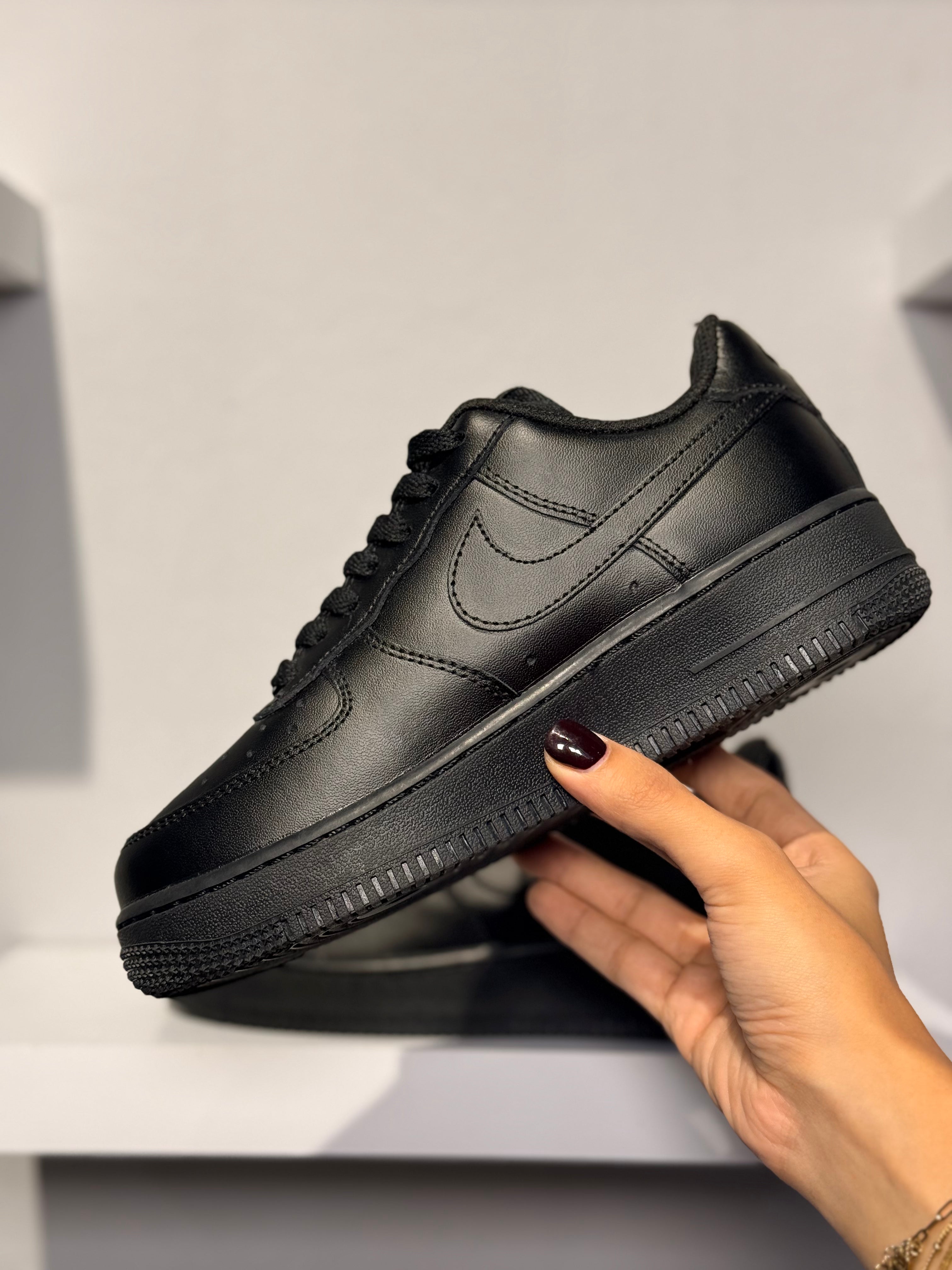 NIKE AIR FORCE 1 TRIPLE BLACK