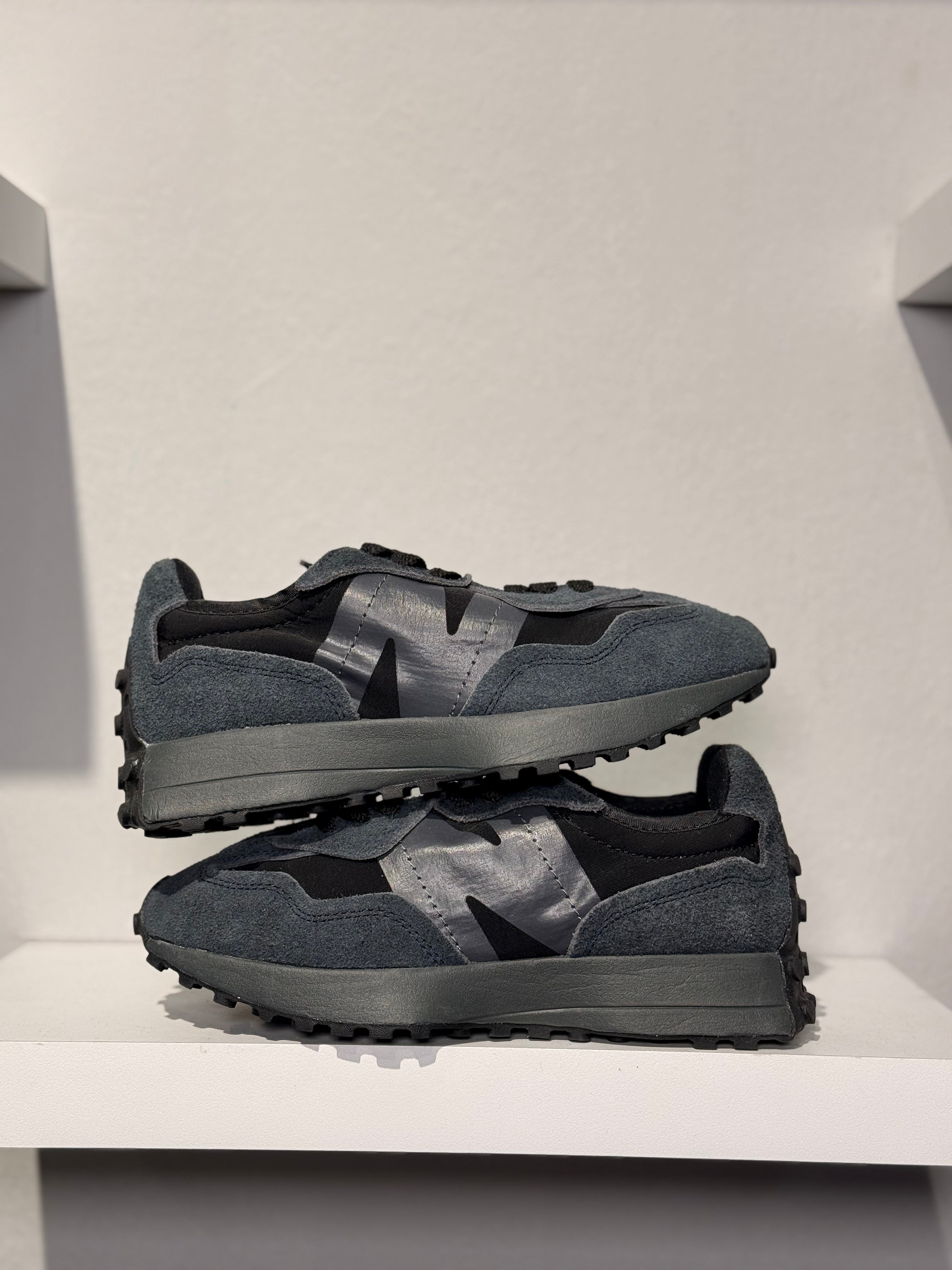 NEW BALANCE 327 PHANTOM MAGNET