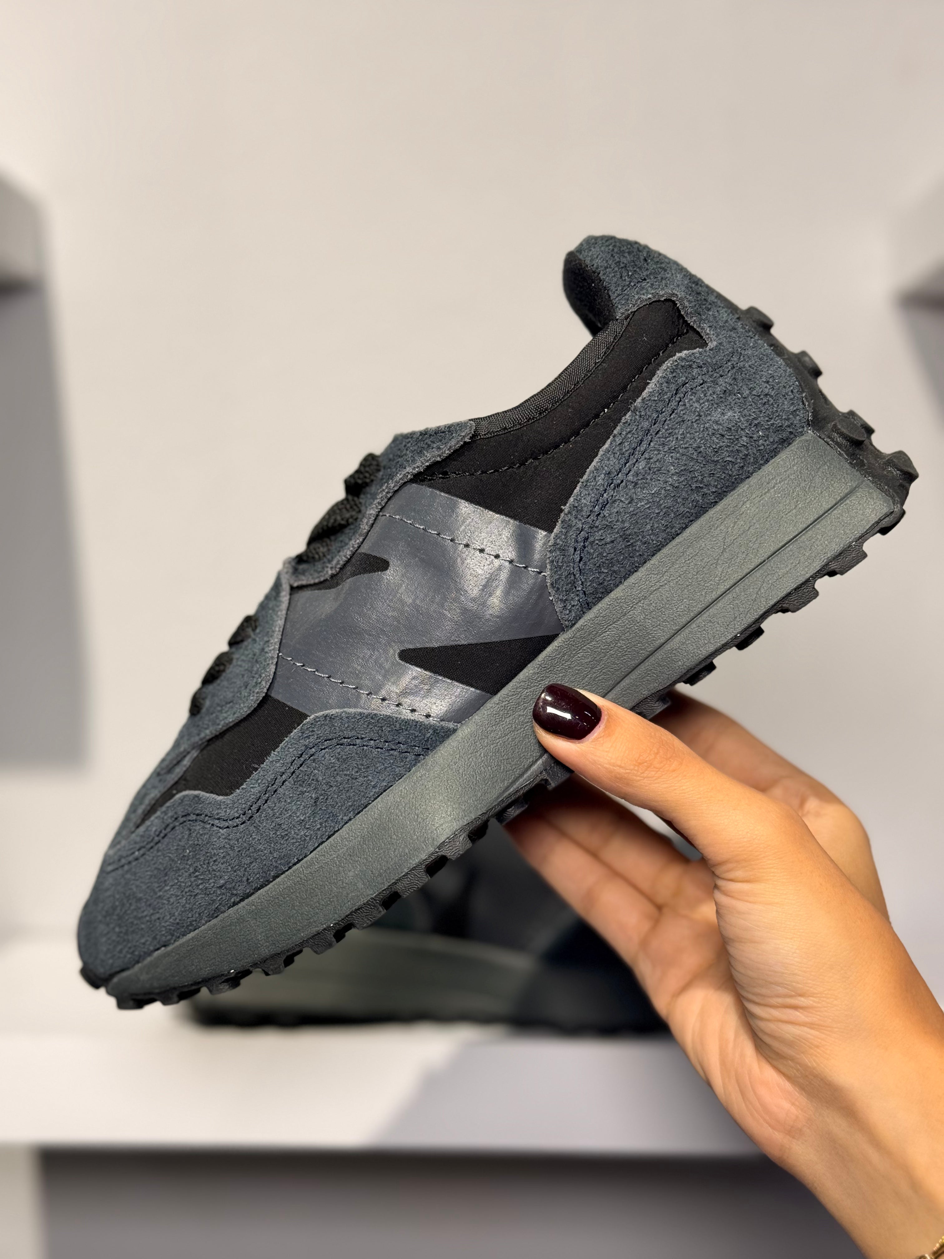 NEW BALANCE 327 PHANTOM MAGNET