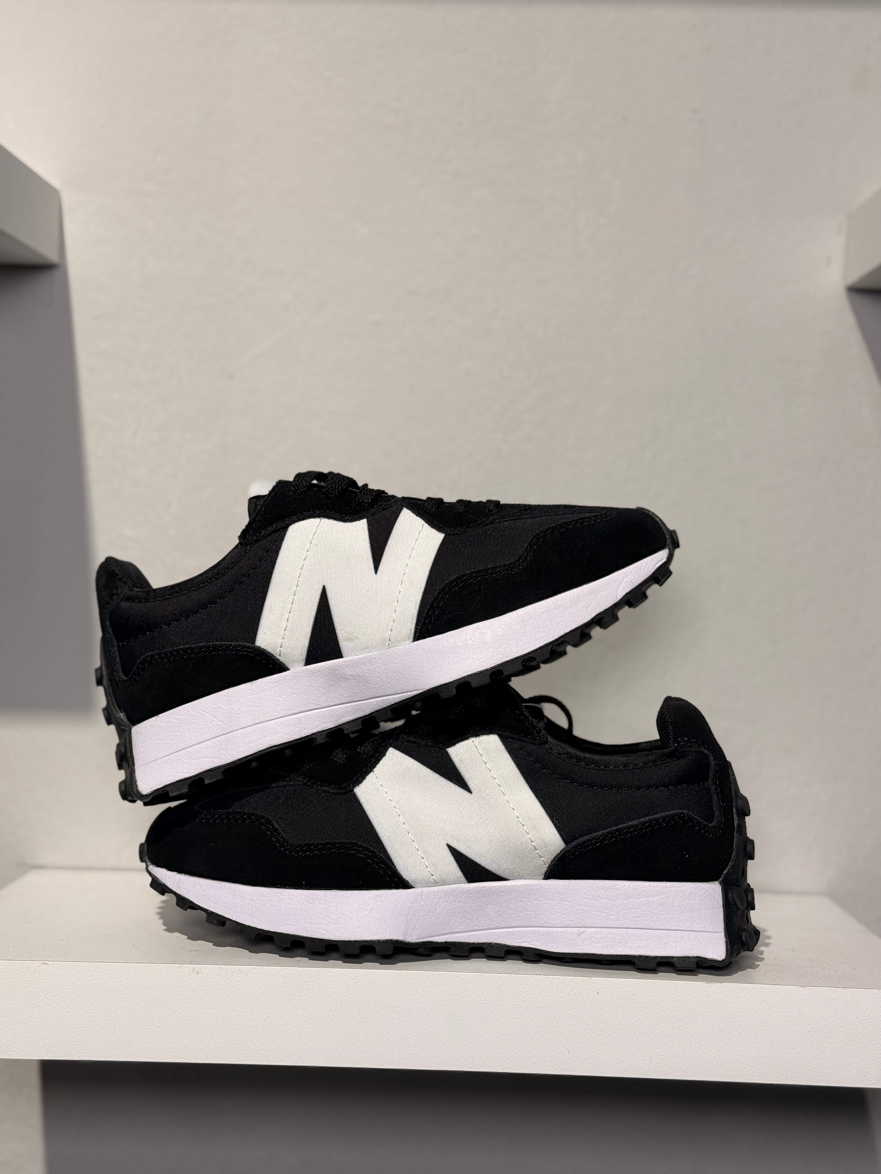 NEW BALANCE 327 BLACK WHITE