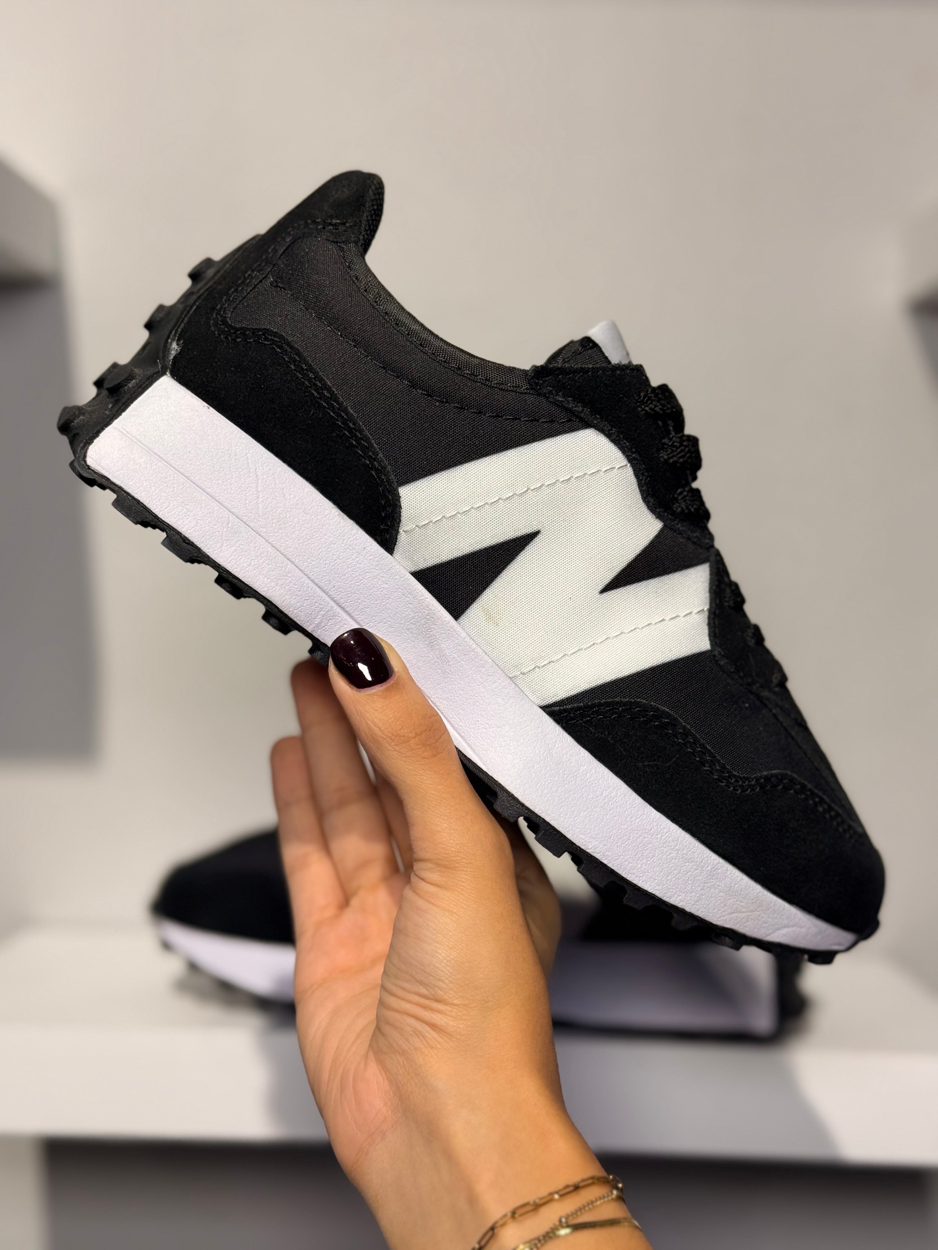 NEW BALANCE 327 BLACK WHITE