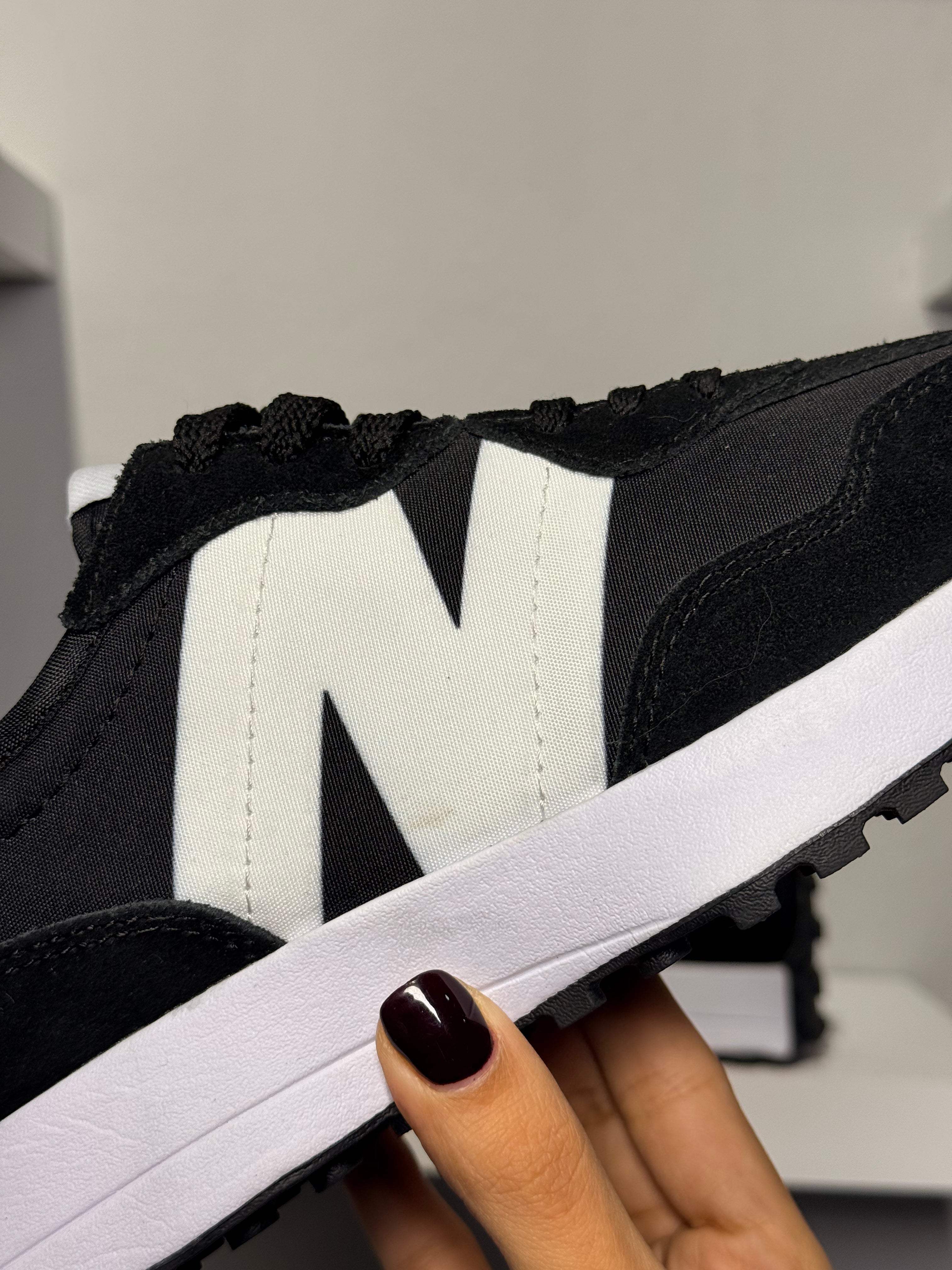 NEW BALANCE 327 BLACK WHITE