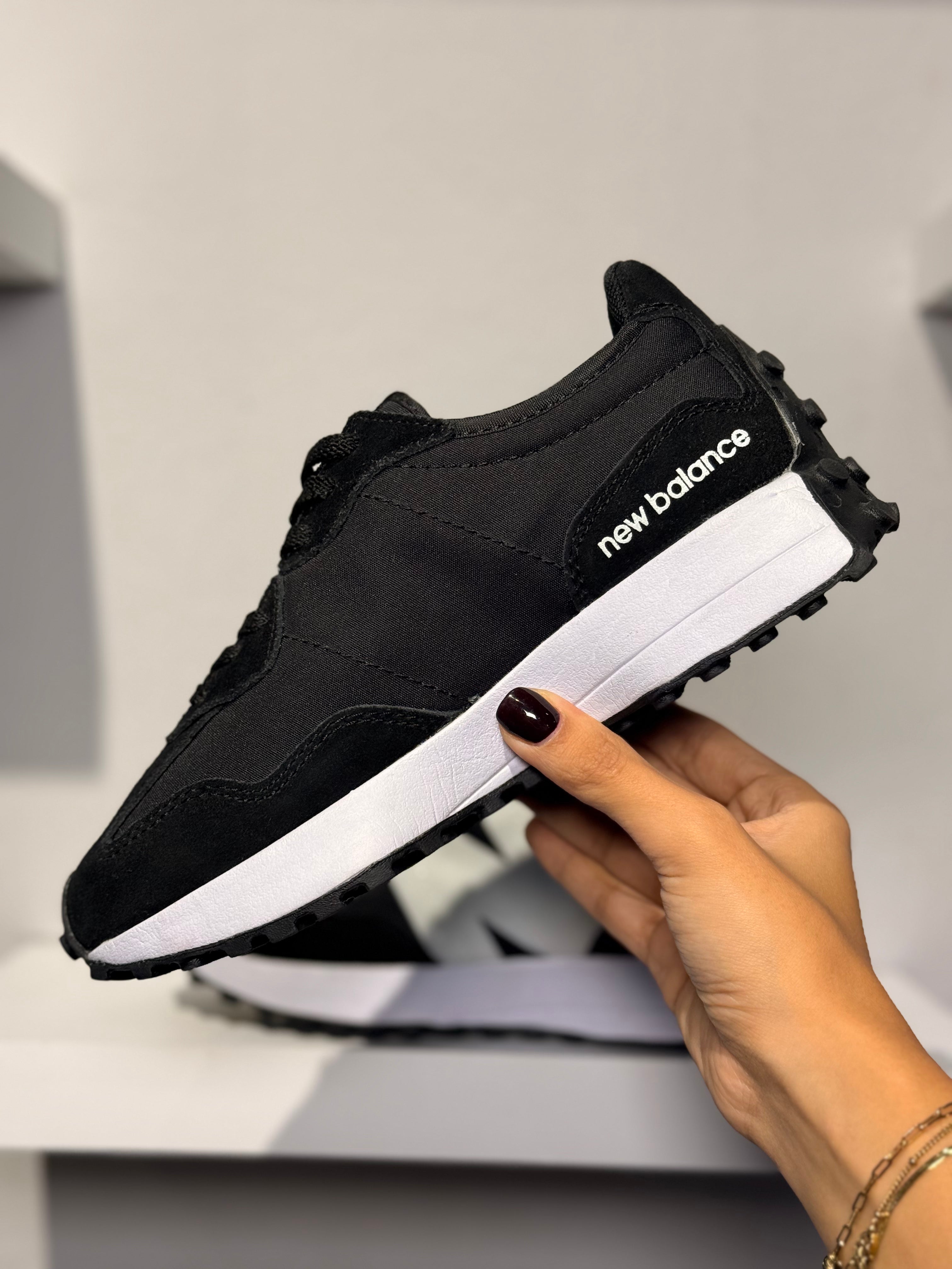 NEW BALANCE 327 BLACK WHITE