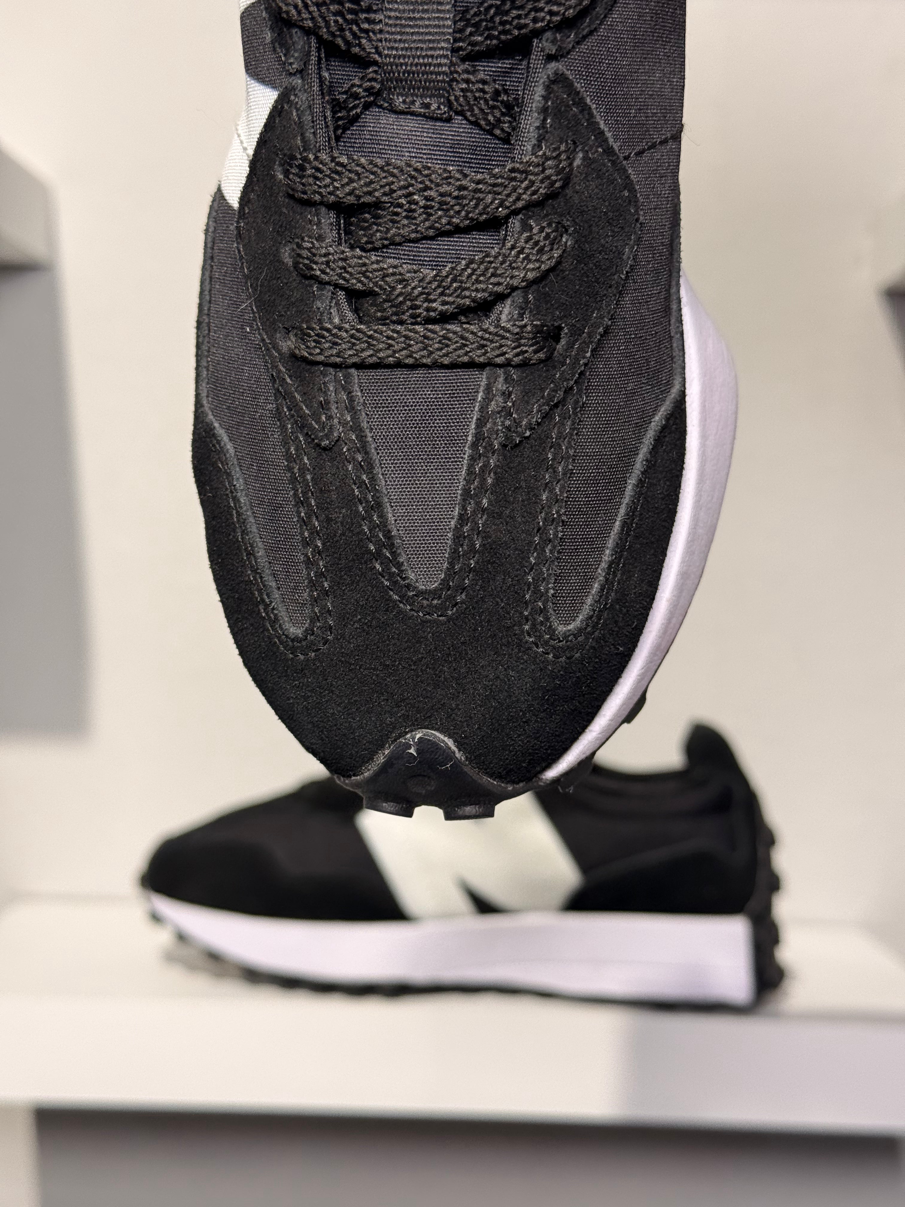 NEW BALANCE 327 BLACK WHITE