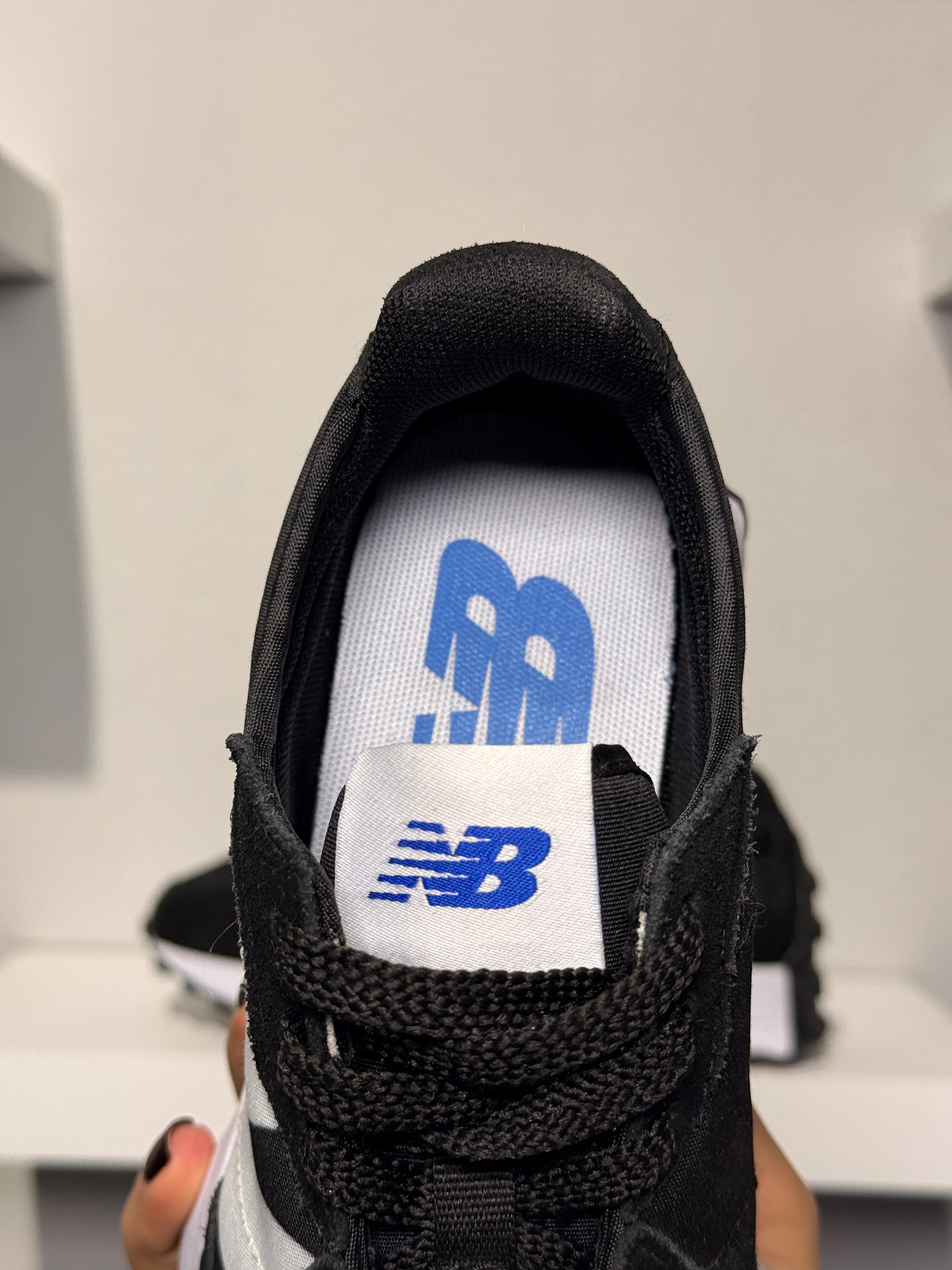NEW BALANCE 327 BLACK WHITE