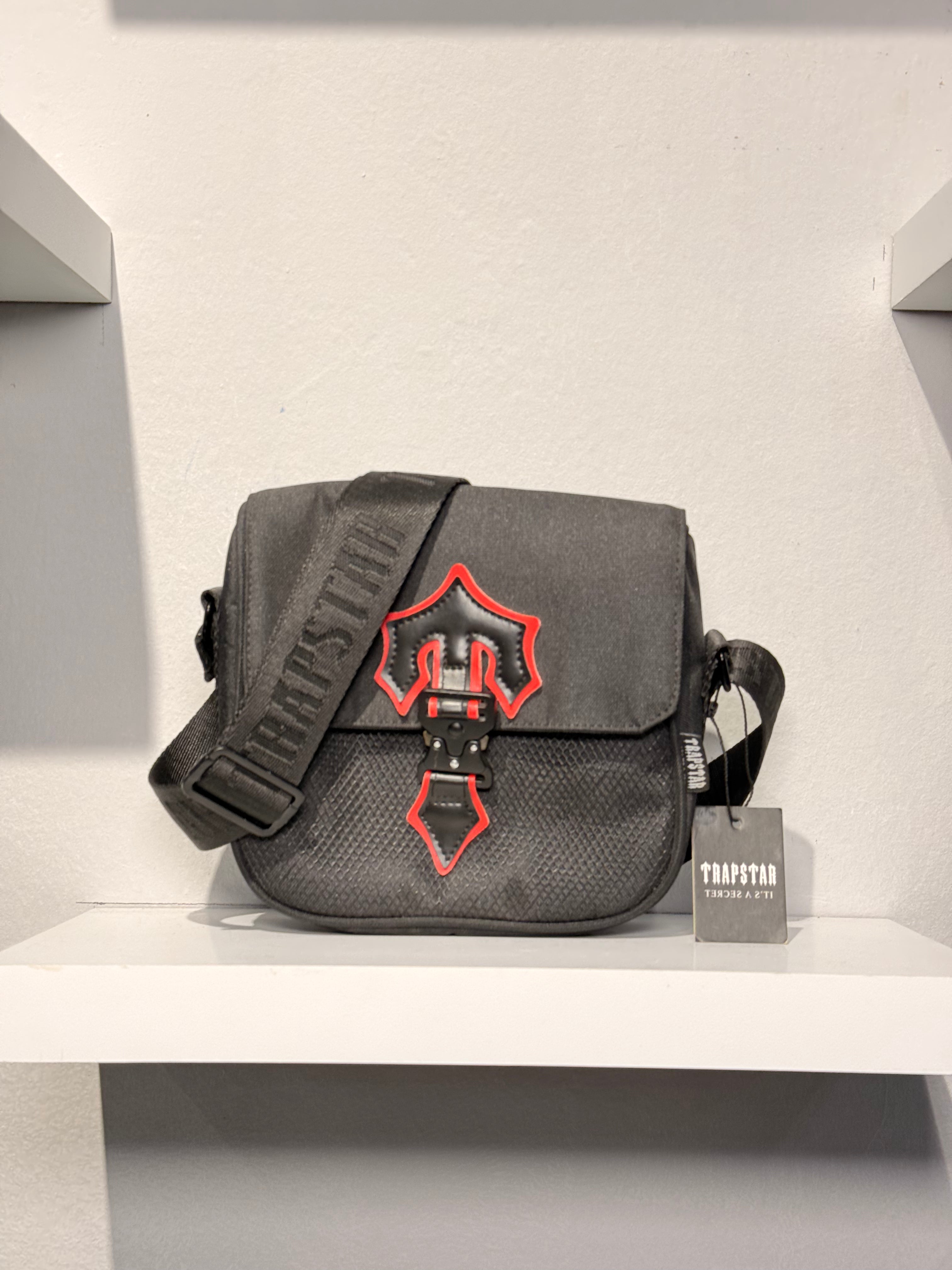 TRAPSTAR MESSENGER BAG 2.0 - BLACK/RED