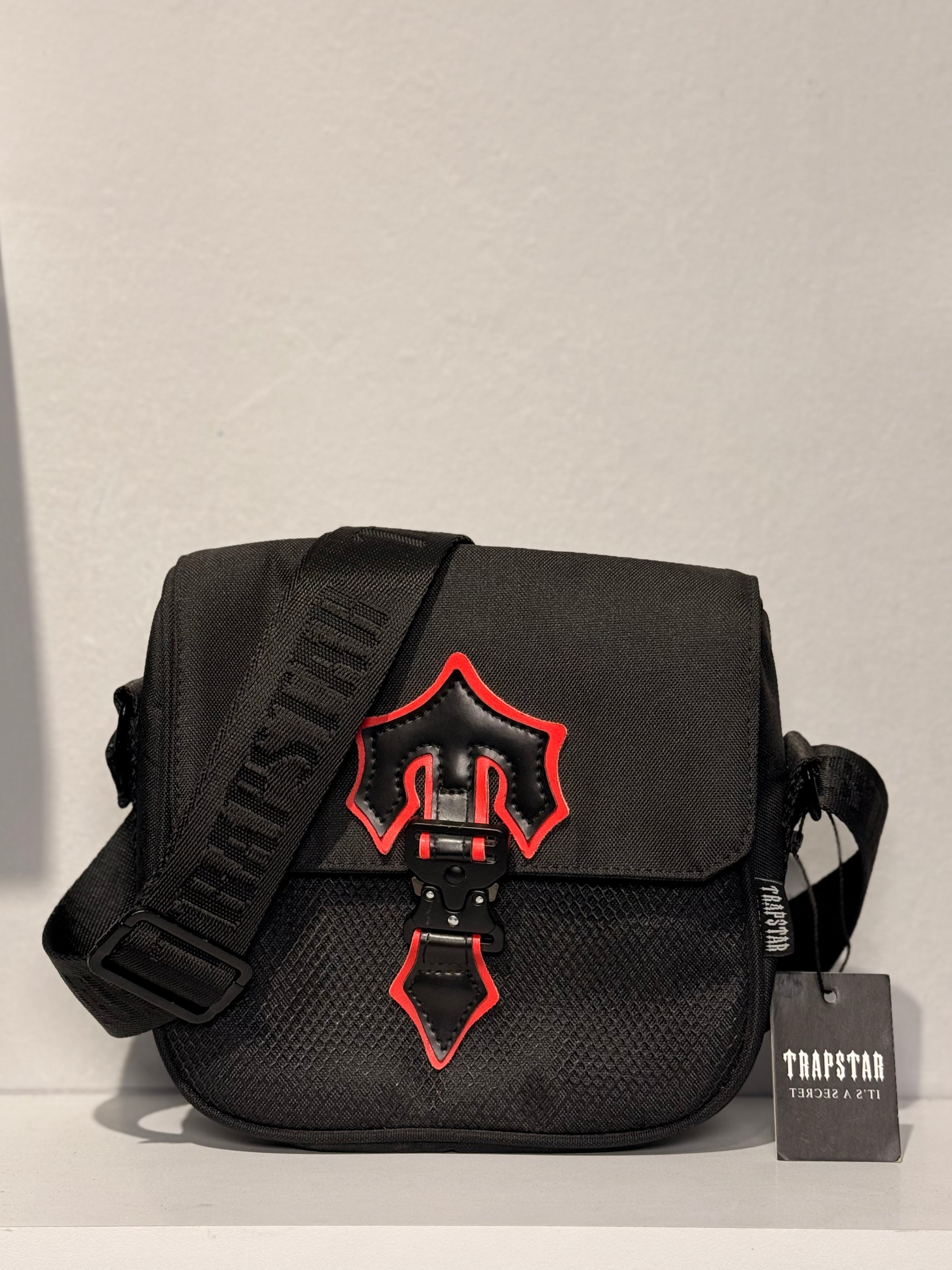 TRAPSTAR MESSENGER BAG 2.0 - BLACK/RED