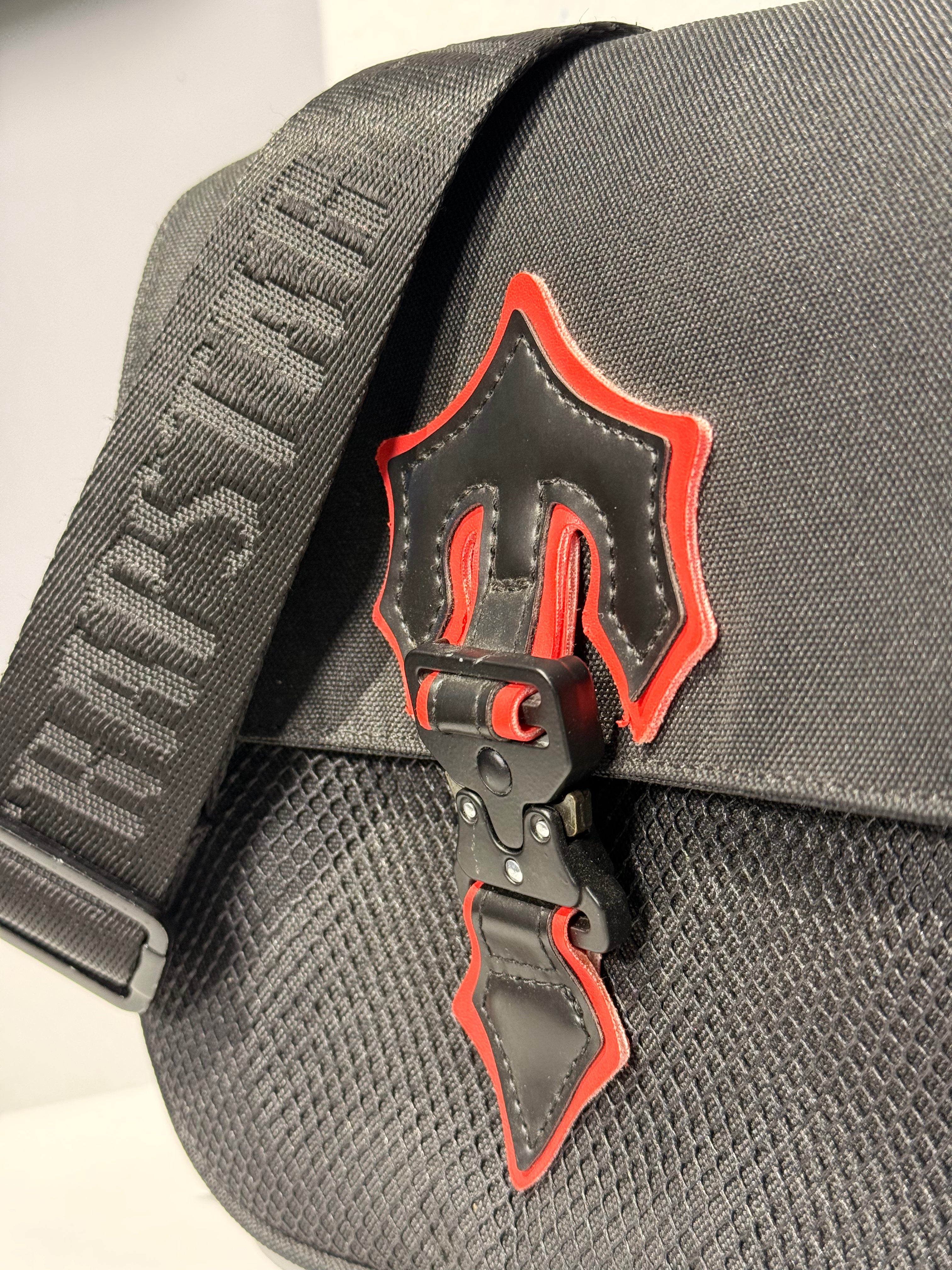 TRAPSTAR MESSENGER BAG 2.0 - BLACK/RED