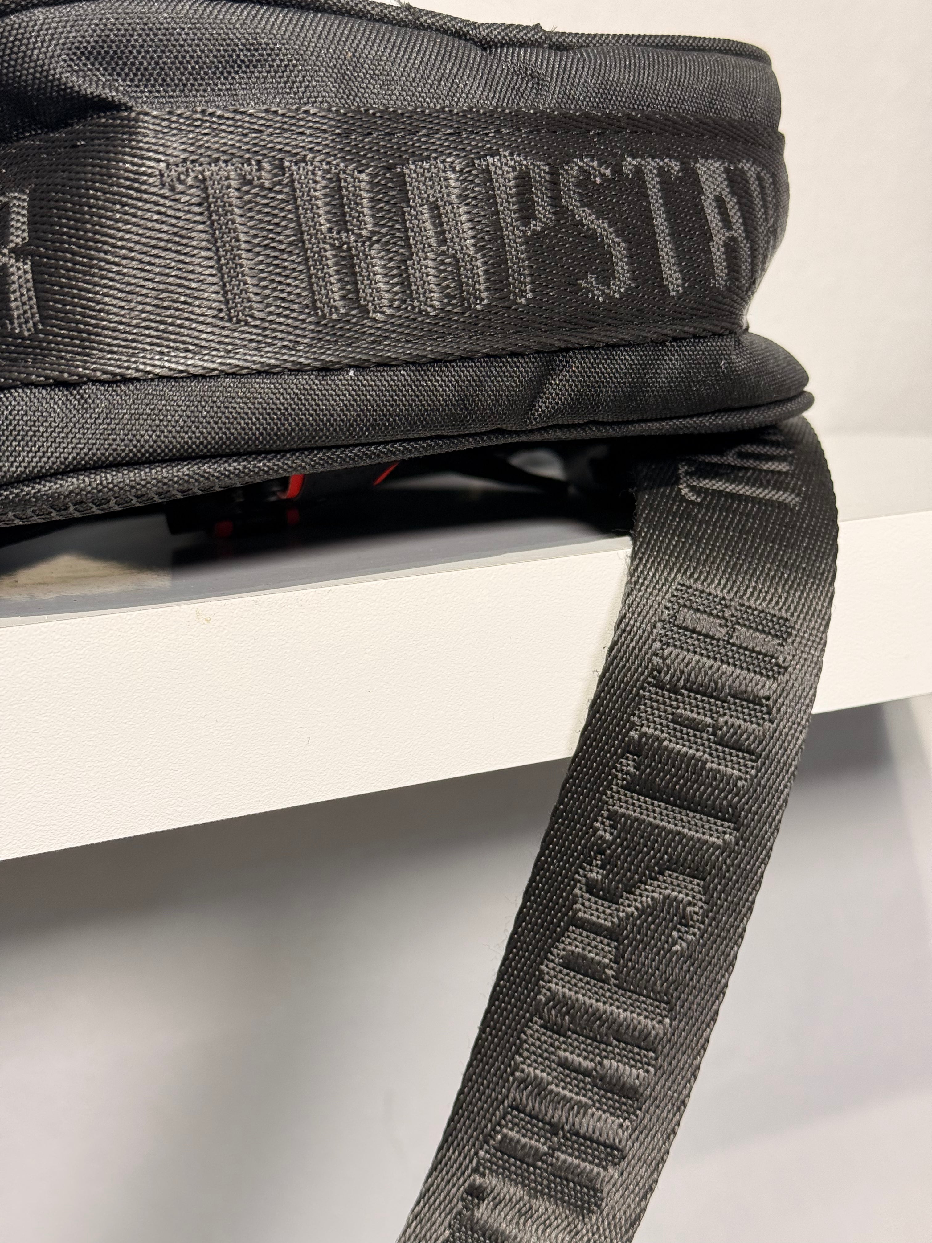 TRAPSTAR MESSENGER BAG 2.0 - BLACK/RED