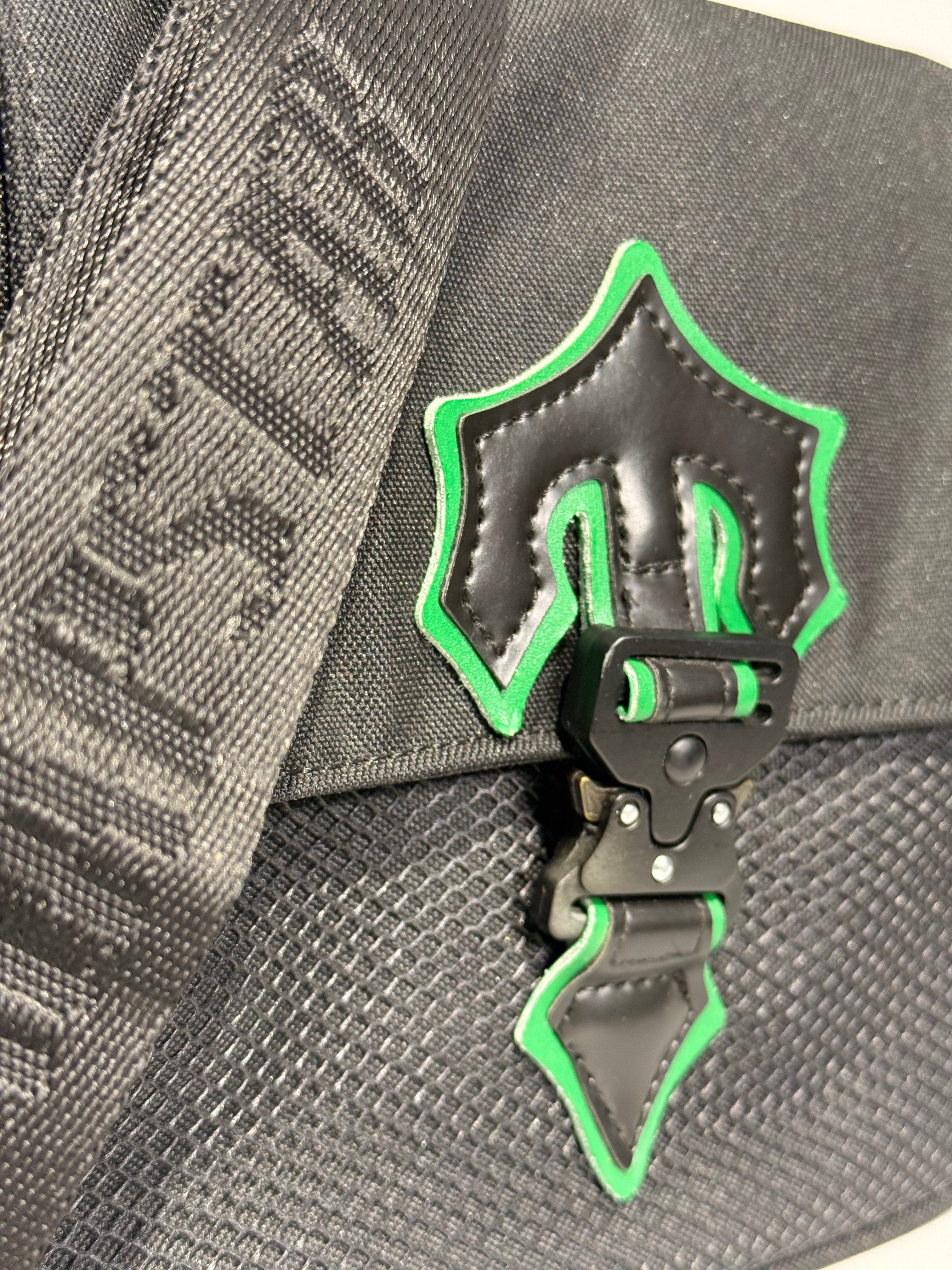 TRAPSTAR MESSENGER BAG 1.0 - BLACK/GREEN