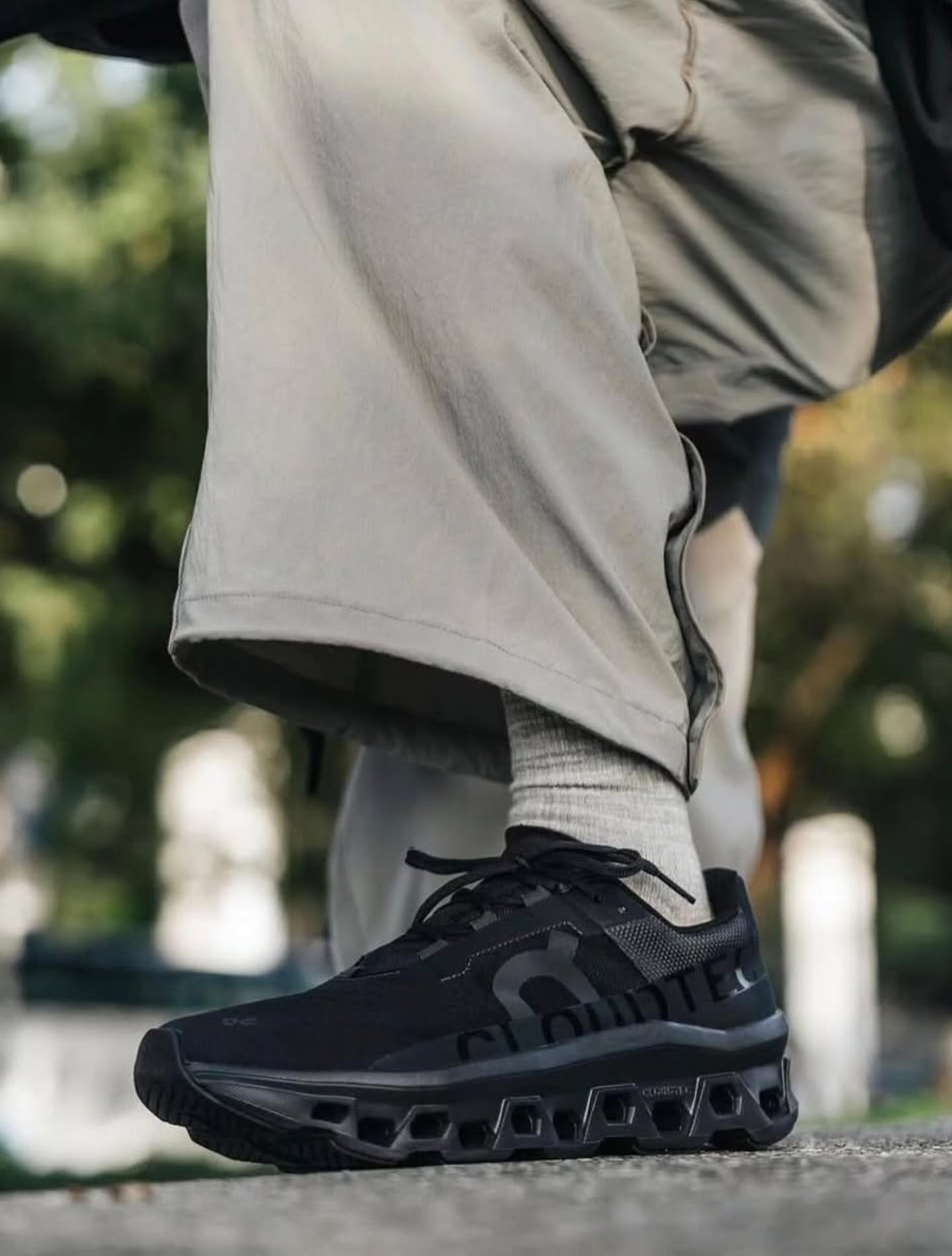 ON CLOUDMONSTER 1 TRIPLE BLACK
