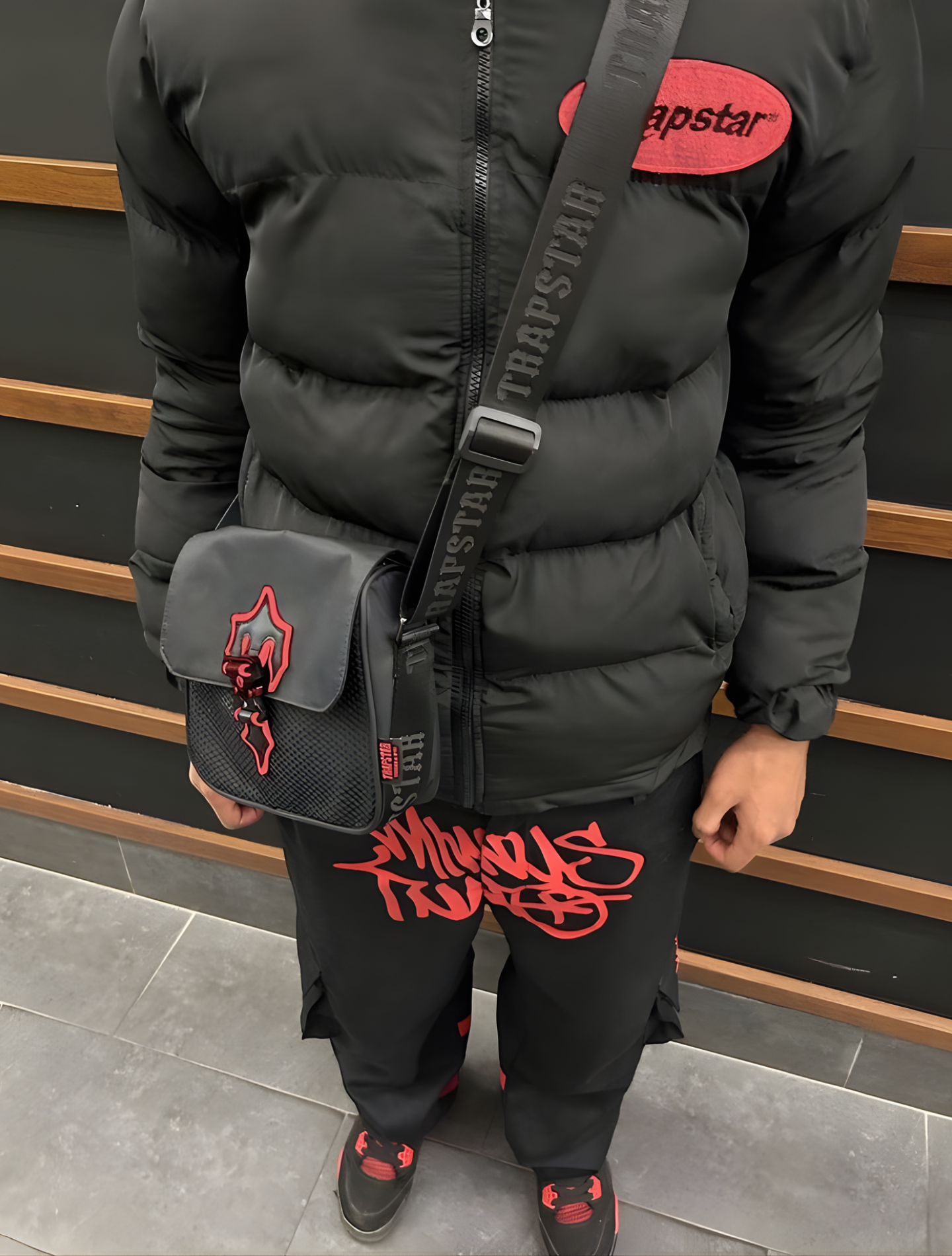 TRAPSTAR MESSENGER BAG 2.0 - BLACK/RED