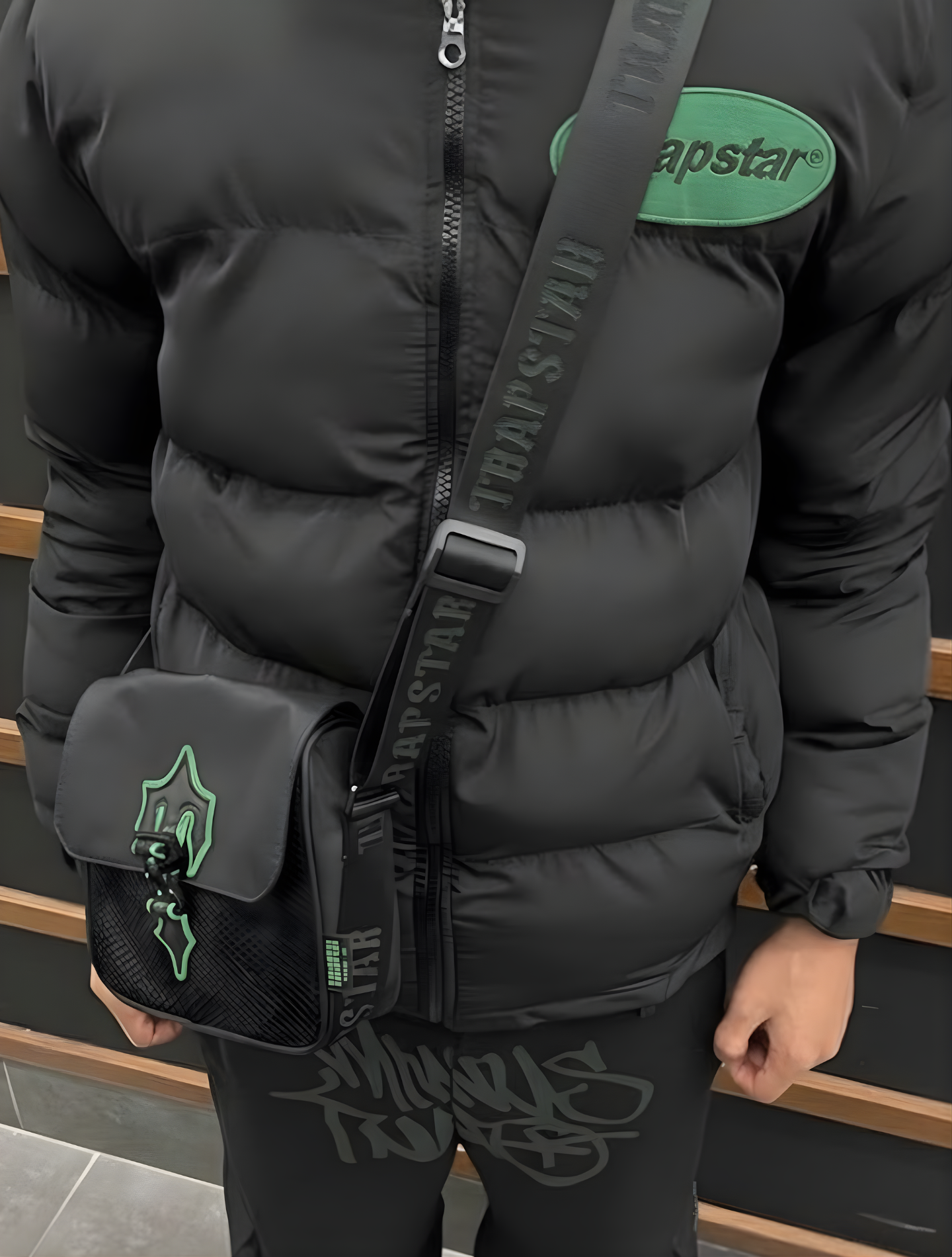 TRAPSTAR MESSENGER BAG 1.0 - BLACK/GREEN