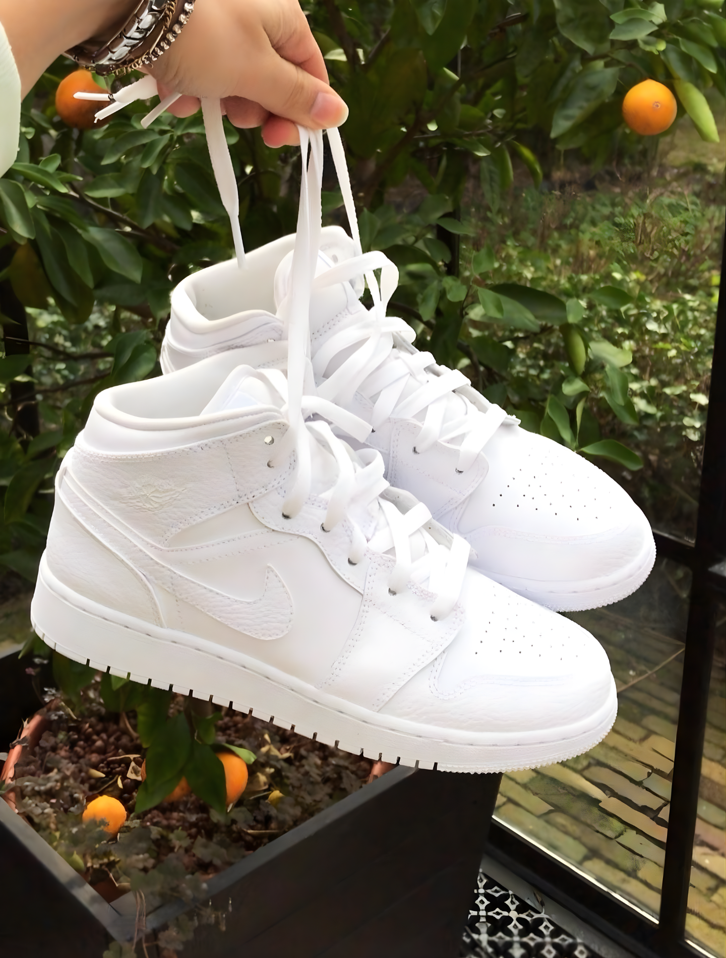 NIKE AIR JORDAN 1 MID TRIPLE WHITE