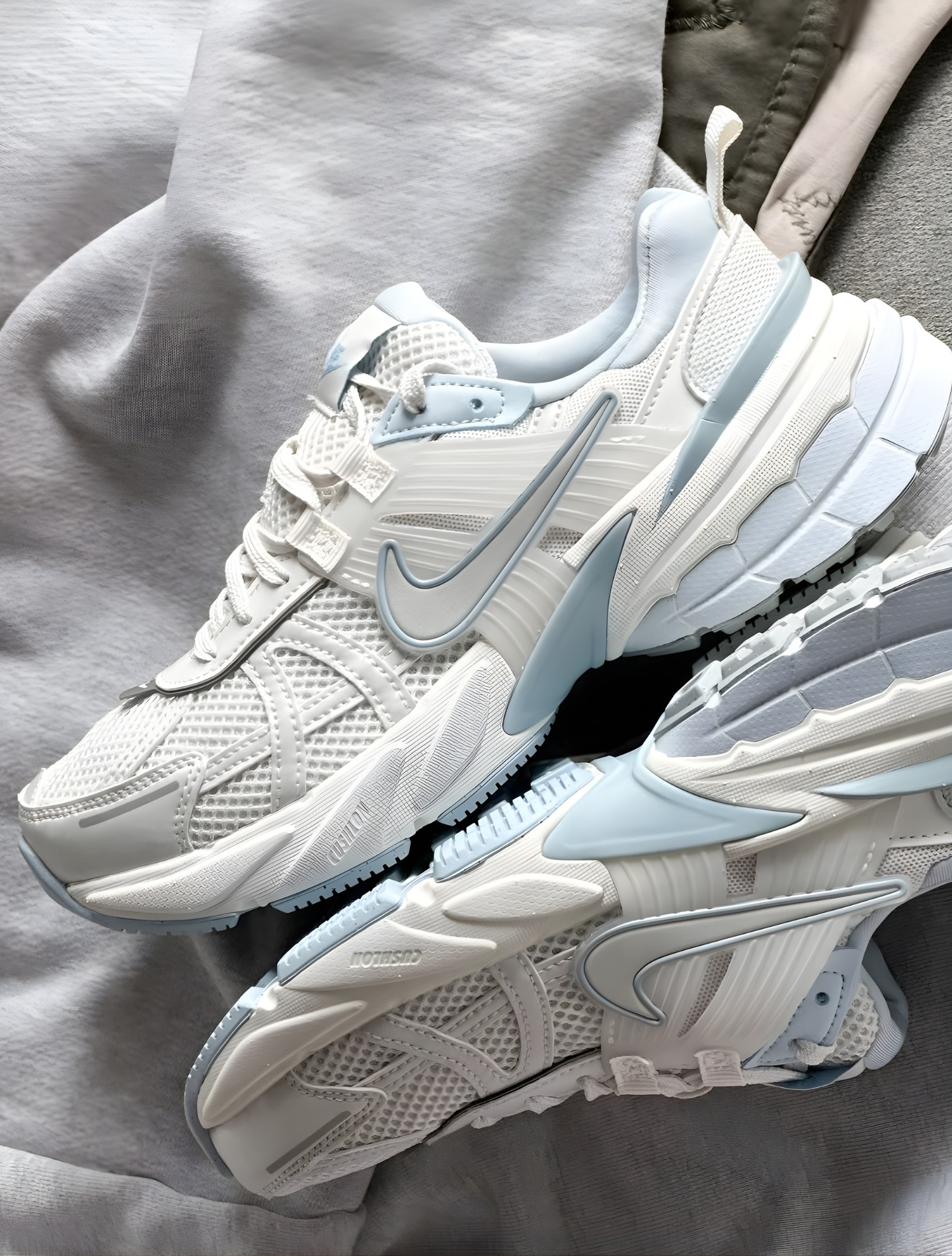 NIKE V2K RUN PLATINUM TINT SUMMIT WHITE