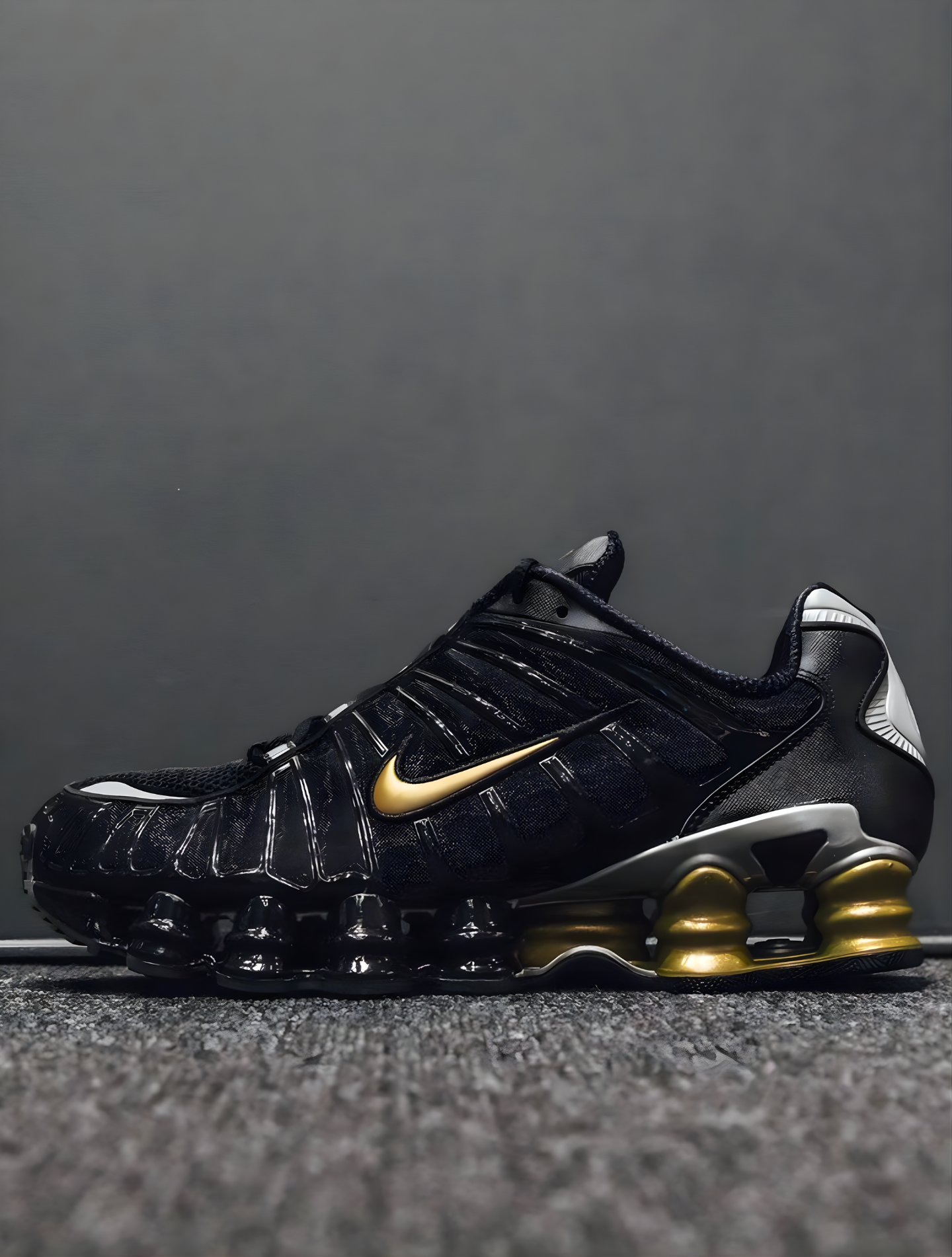 NEYMAR X NIKE SHOX TL BLACK METALLIC GOLD