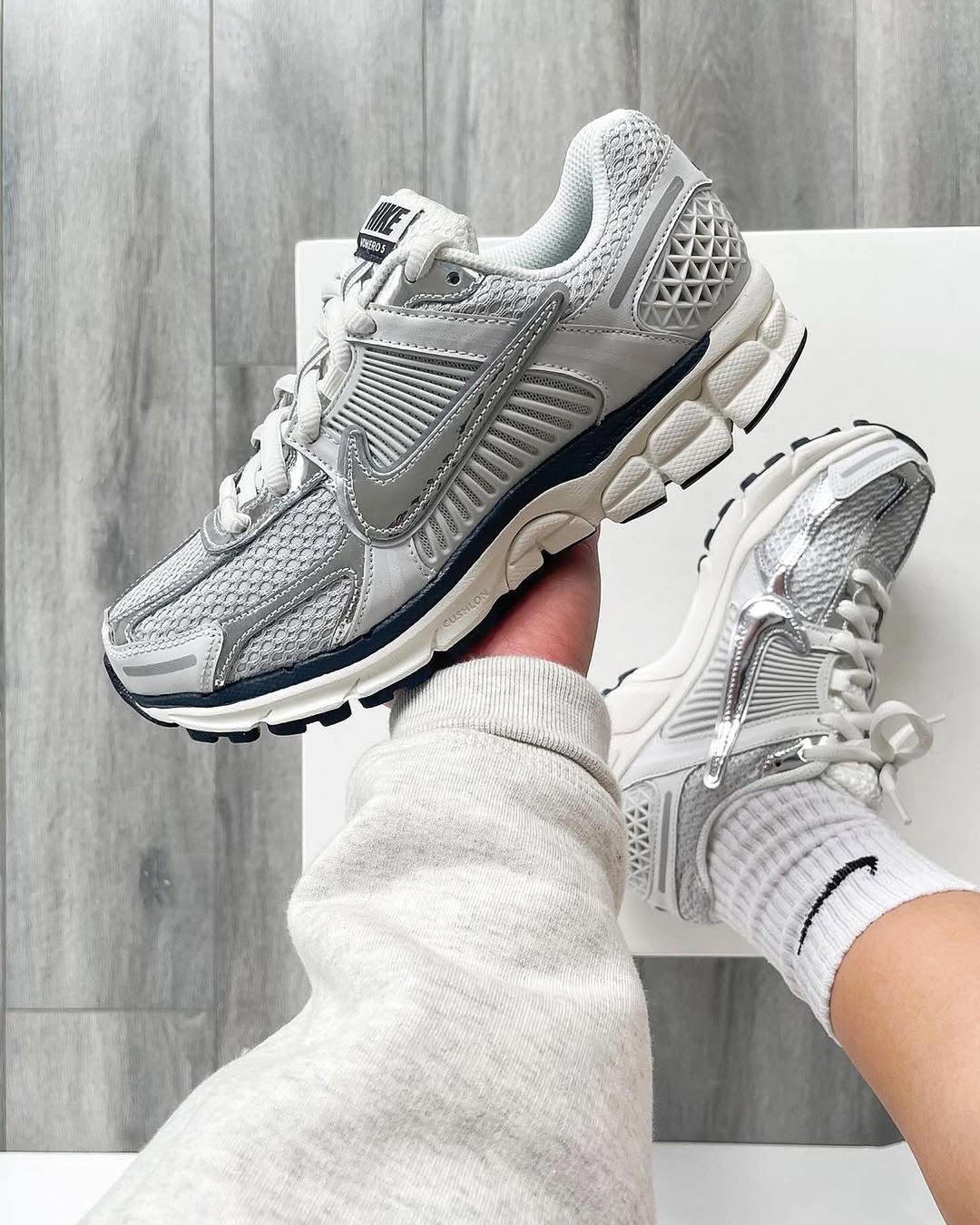 NIKE ZOOM VOMERO 5 PHOTON DUST METALLIC SILVER