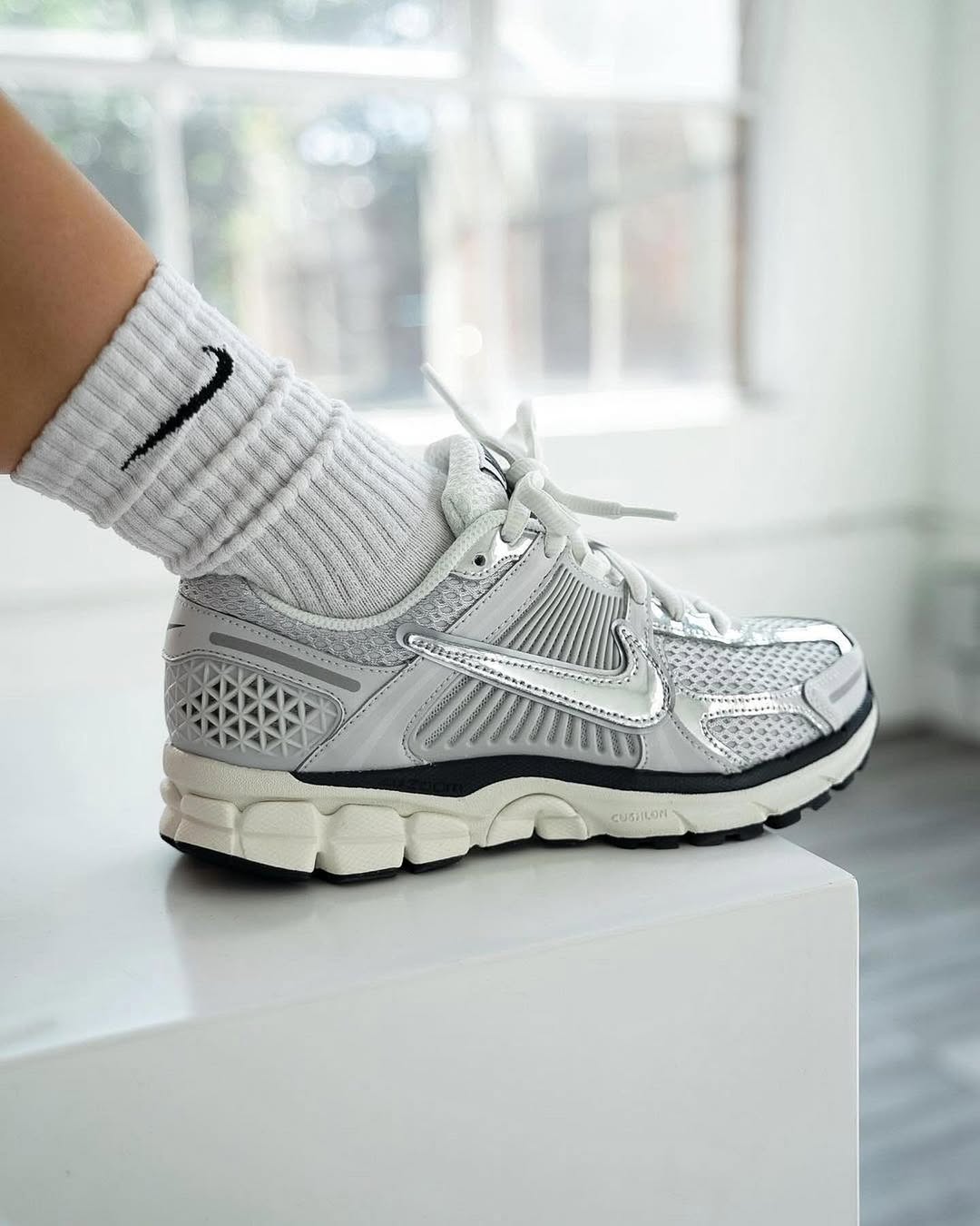 NIKE ZOOM VOMERO 5 PHOTON DUST METALLIC SILVER