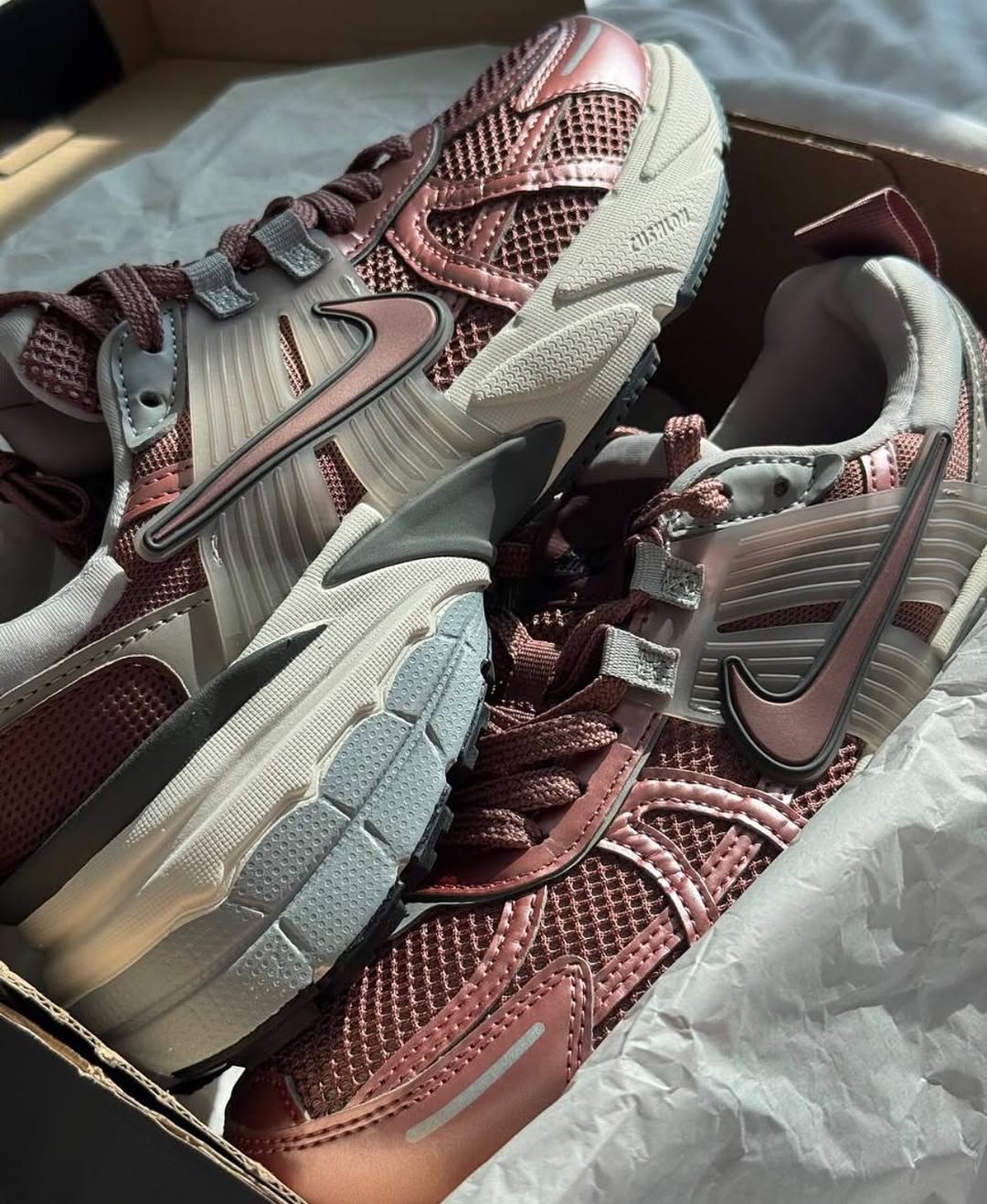 NIKE V2K RUN SMOKEY MAUVE