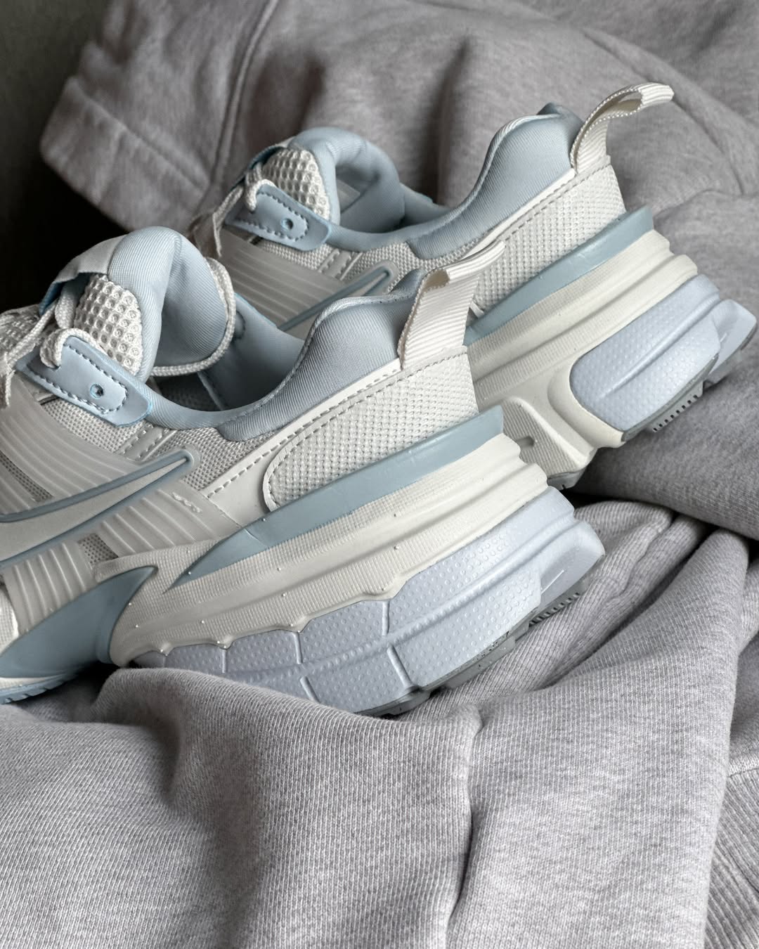 NIKE V2K RUN PLATINUM TINT SUMMIT WHITE