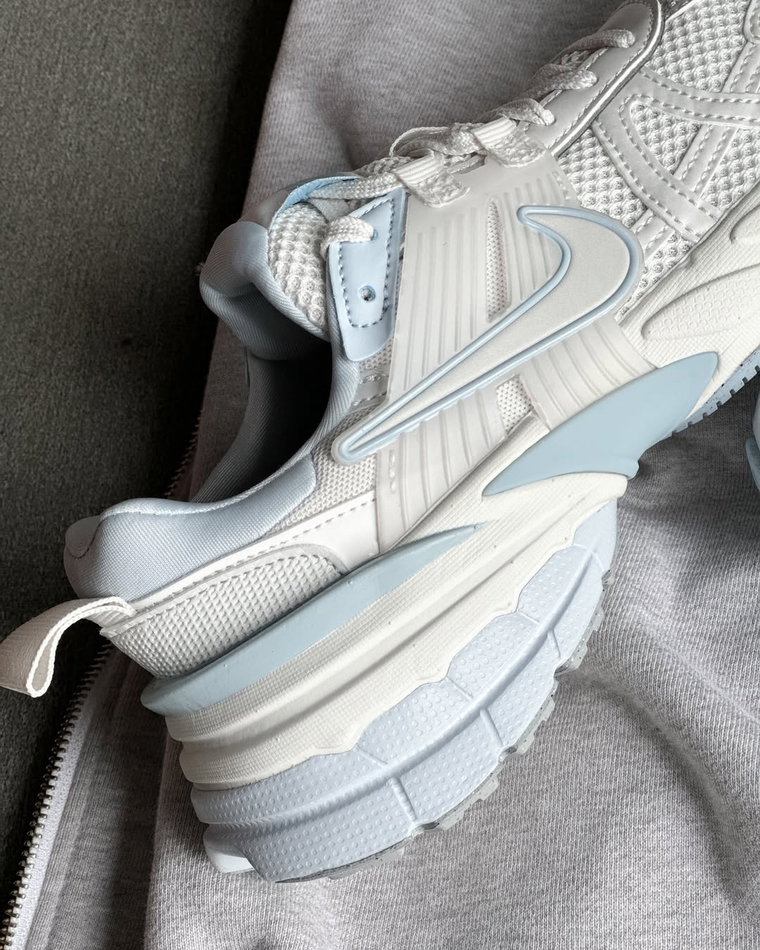 NIKE V2K RUN PLATINUM TINT SUMMIT WHITE