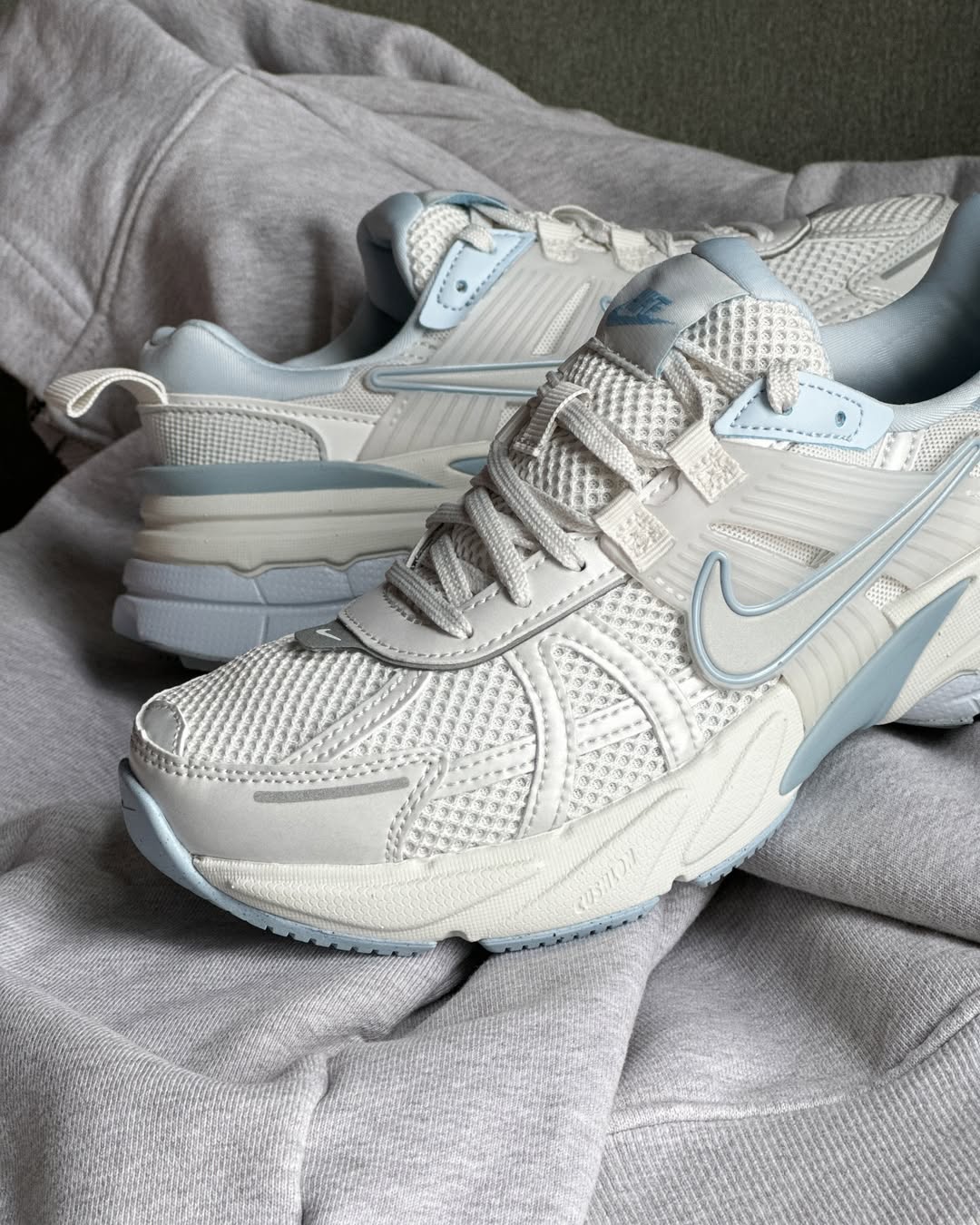 NIKE V2K RUN PLATINUM TINT SUMMIT WHITE