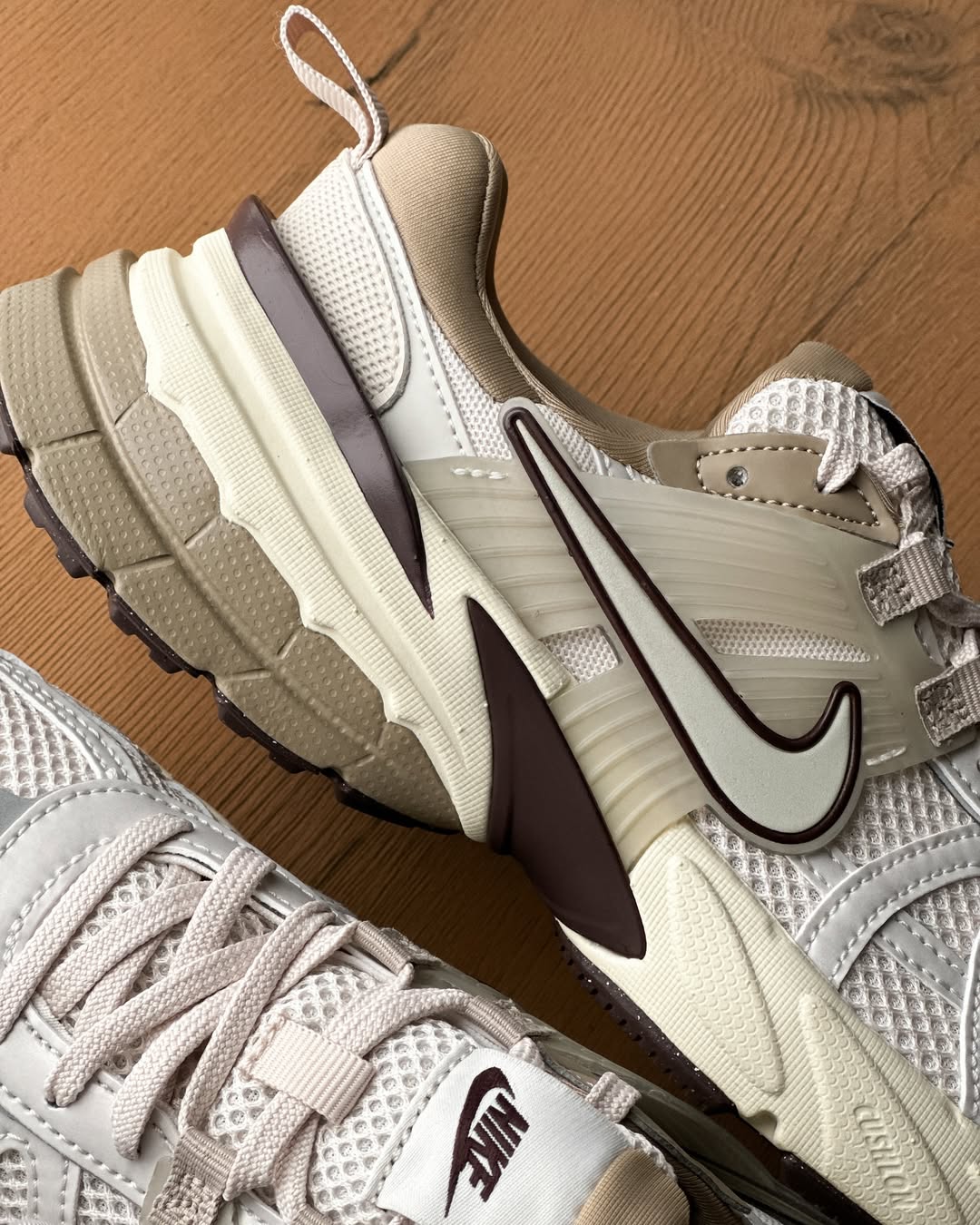 NIKE V2K RUN LIGHT OREWOOD BROWN