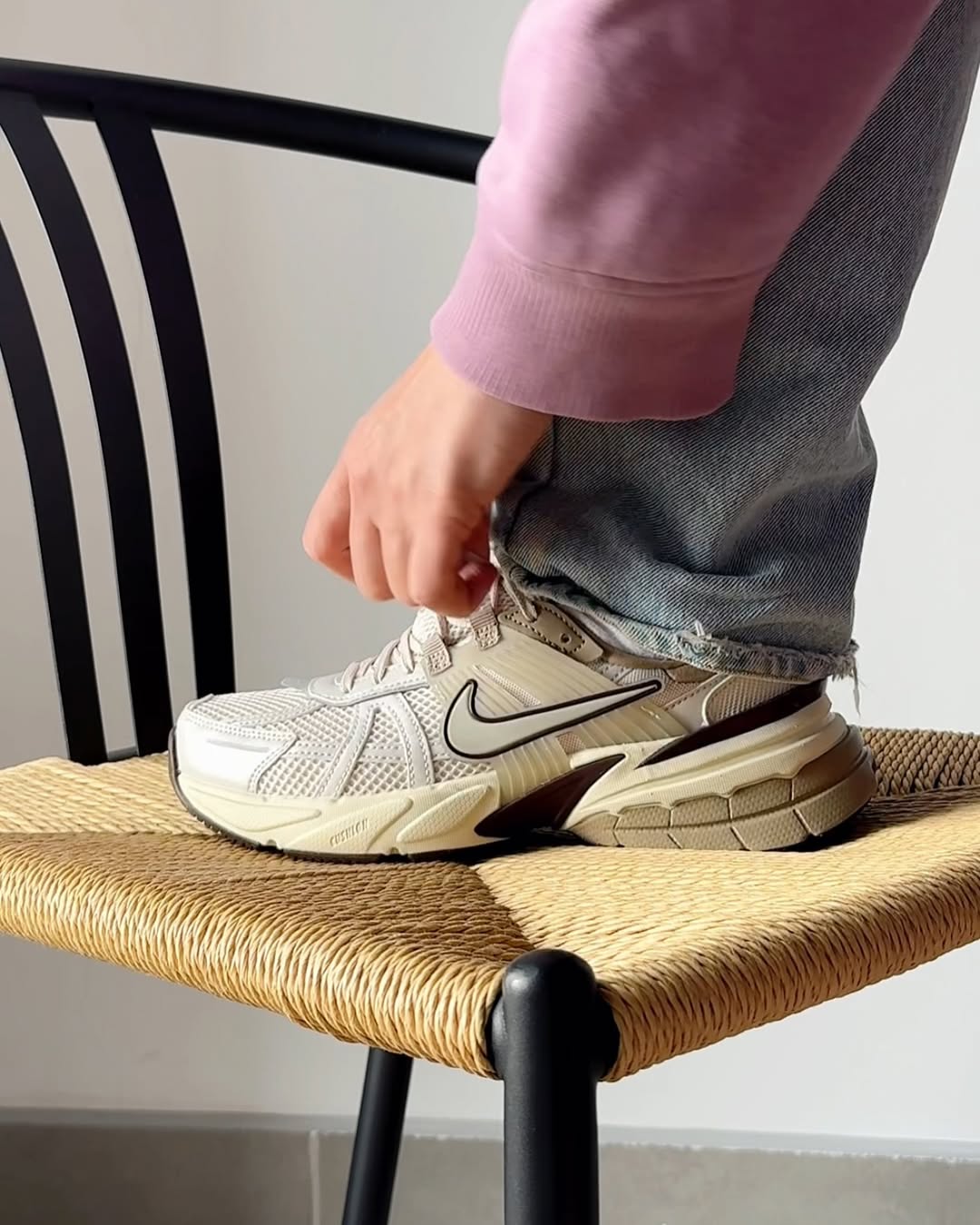 NIKE V2K RUN LIGHT OREWOOD BROWN