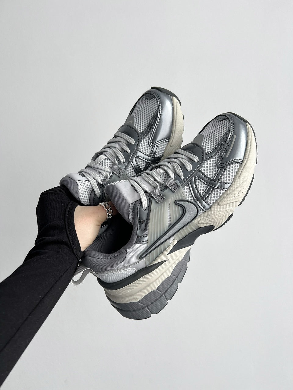 NIKE V2K RUN WOLF GREY