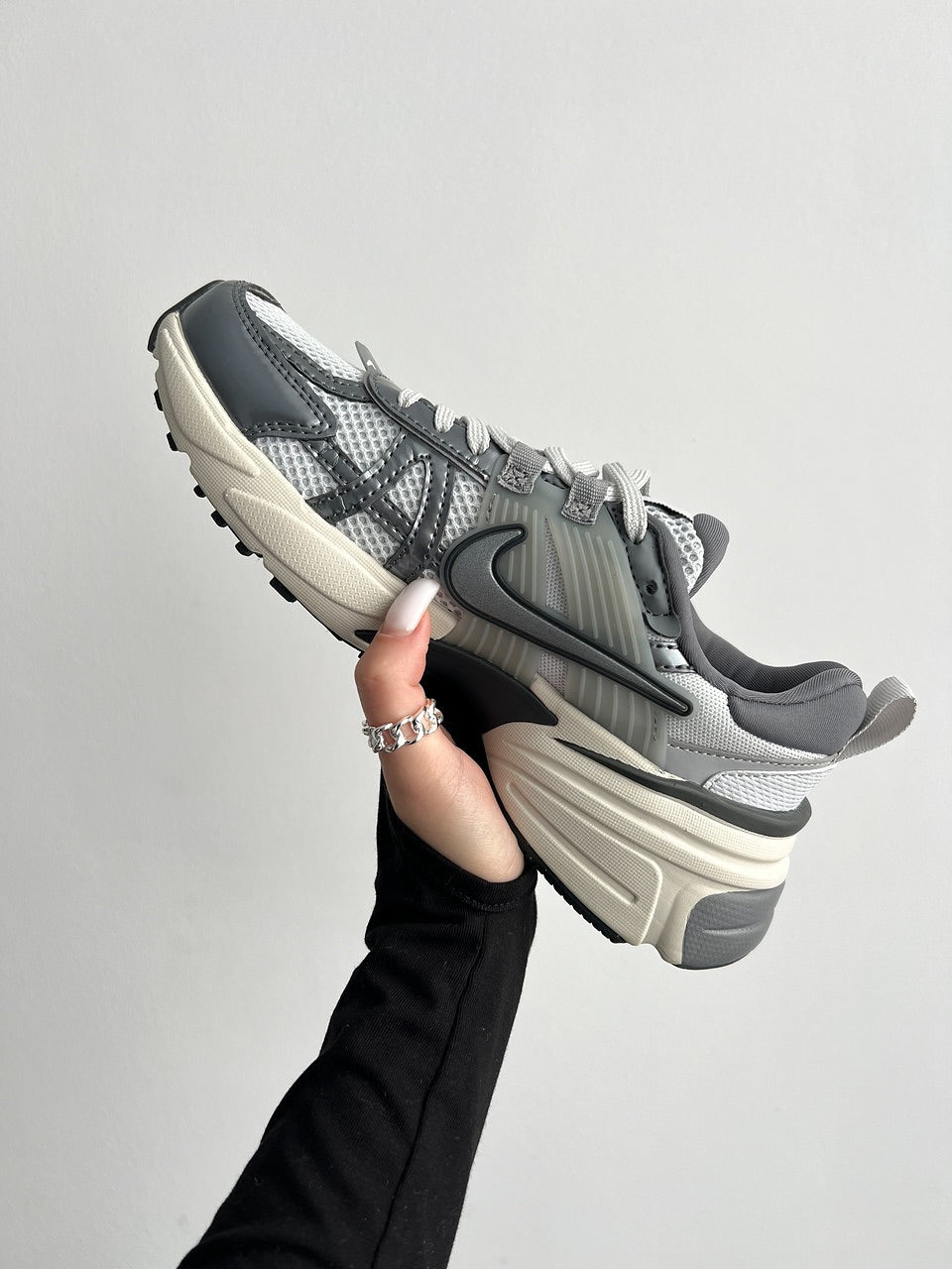 NIKE V2K RUN WOLF GREY