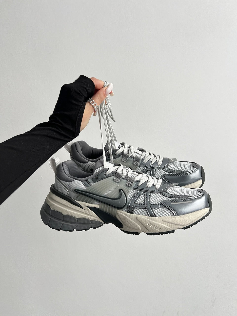 NIKE V2K RUN WOLF GREY