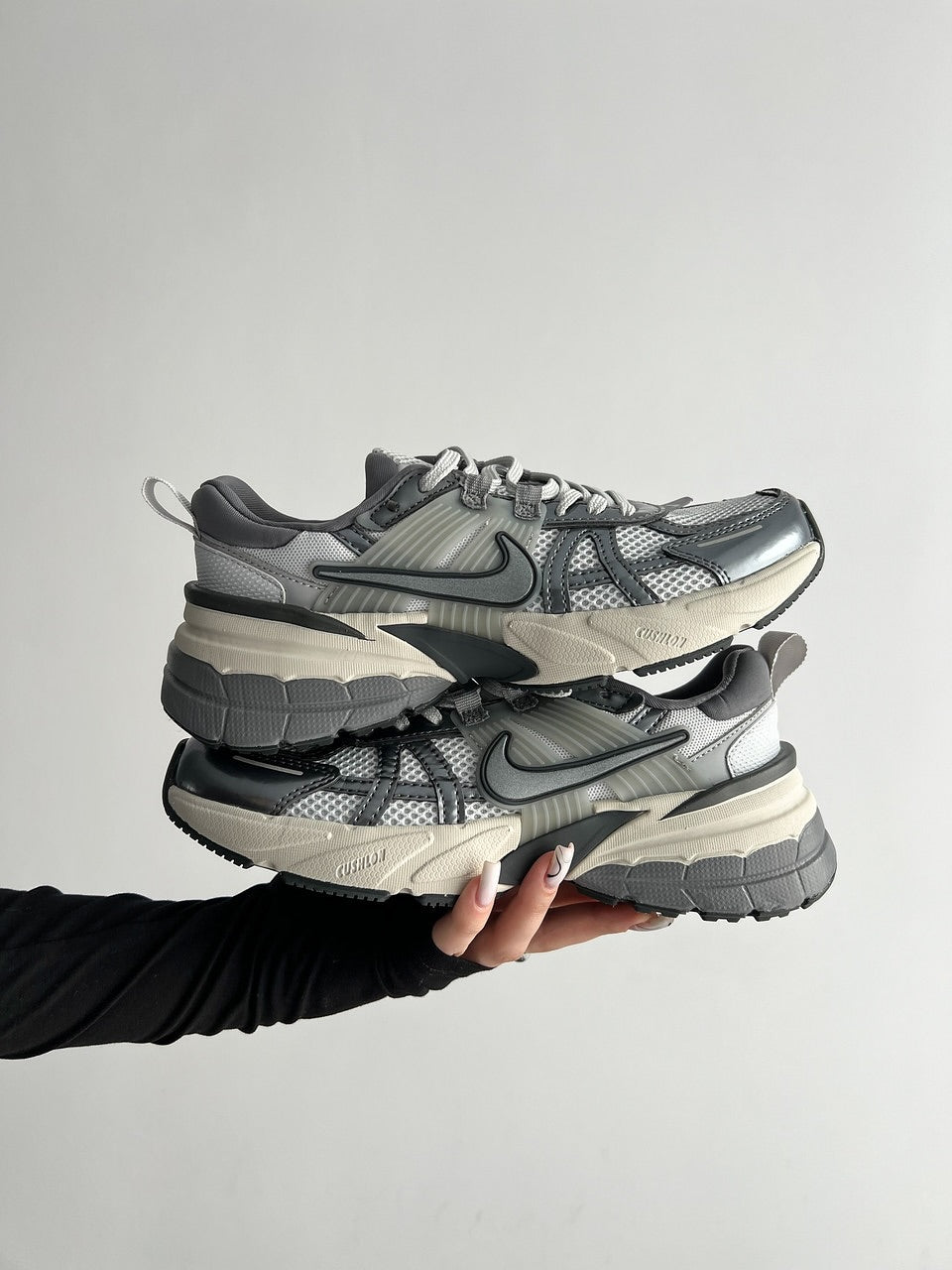 NIKE V2K RUN WOLF GREY