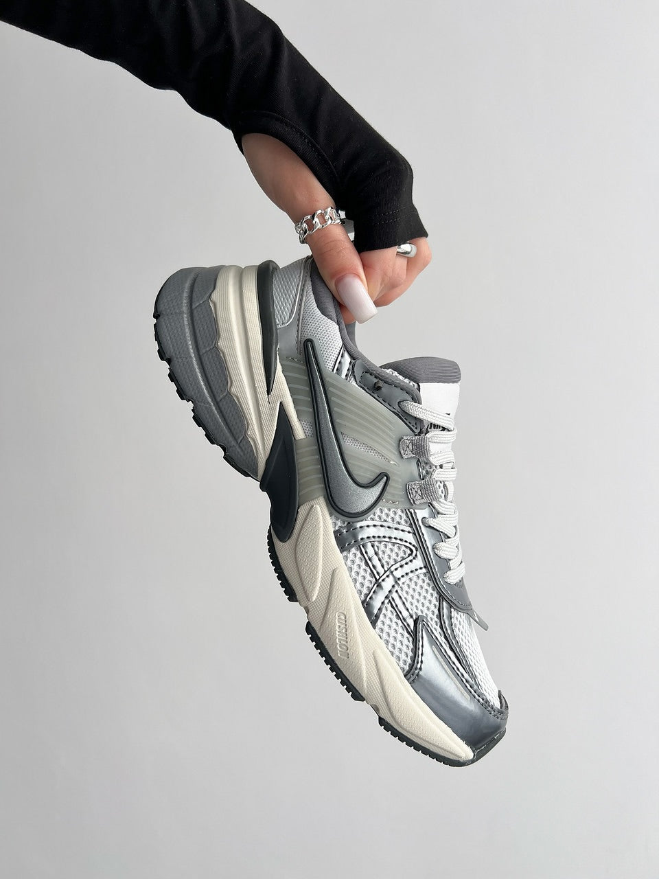 NIKE V2K RUN WOLF GREY