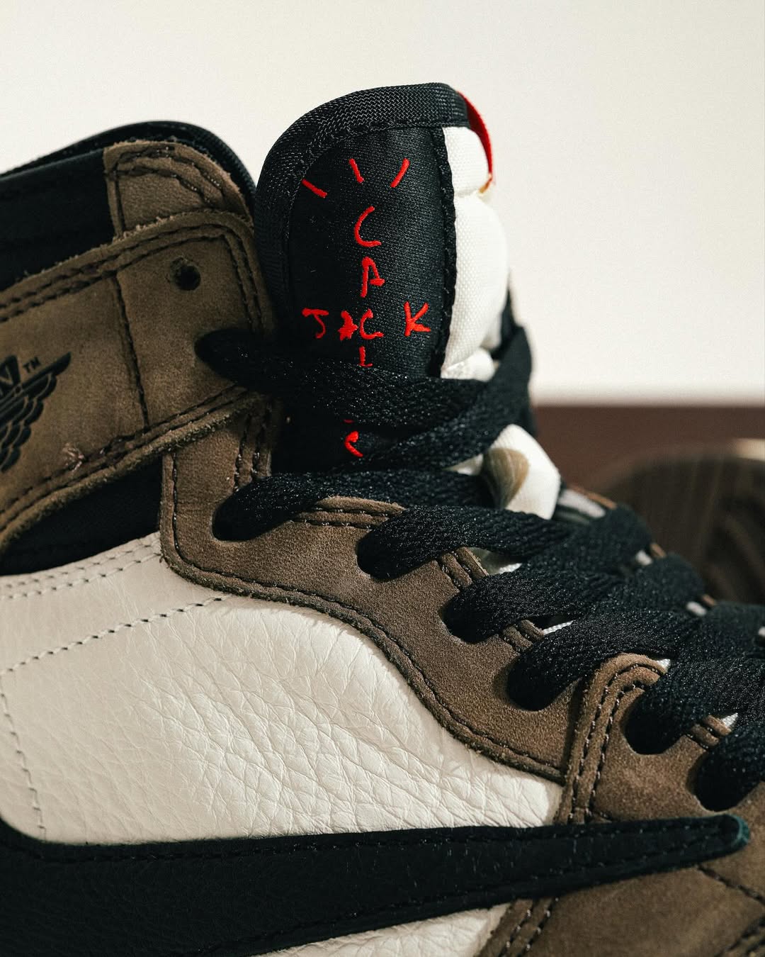 NIKE AIR JORDAN 1 HIGH X TRAVIS SCOTT