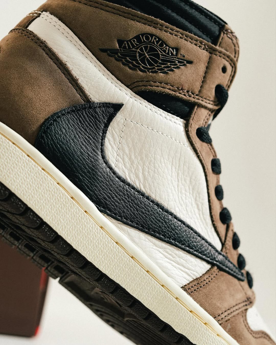 NIKE AIR JORDAN 1 HIGH X TRAVIS SCOTT