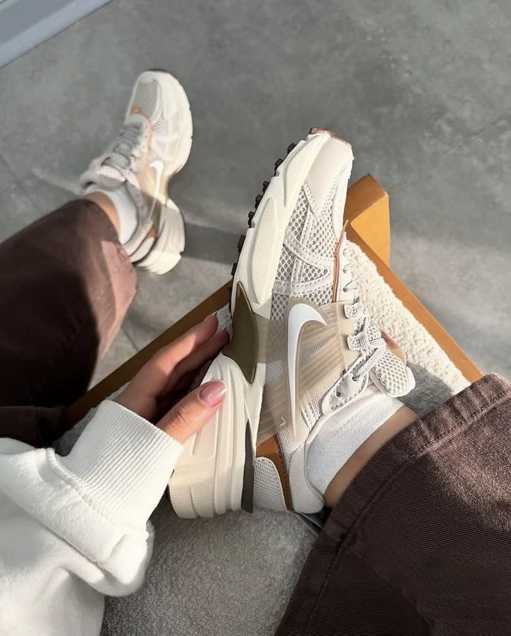 NIKE V2K RUN