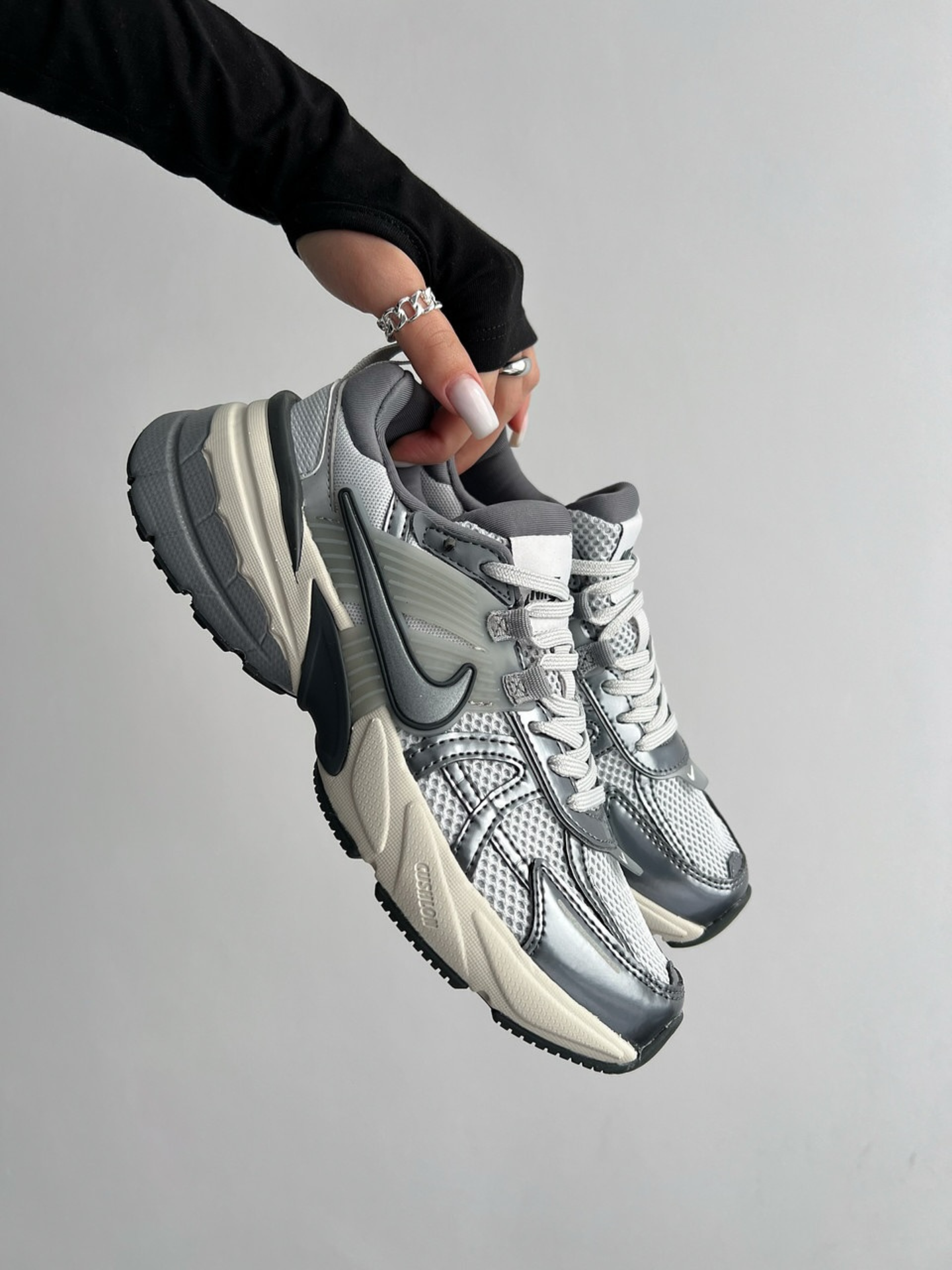 NIKE V2K RUN WOLF GREY