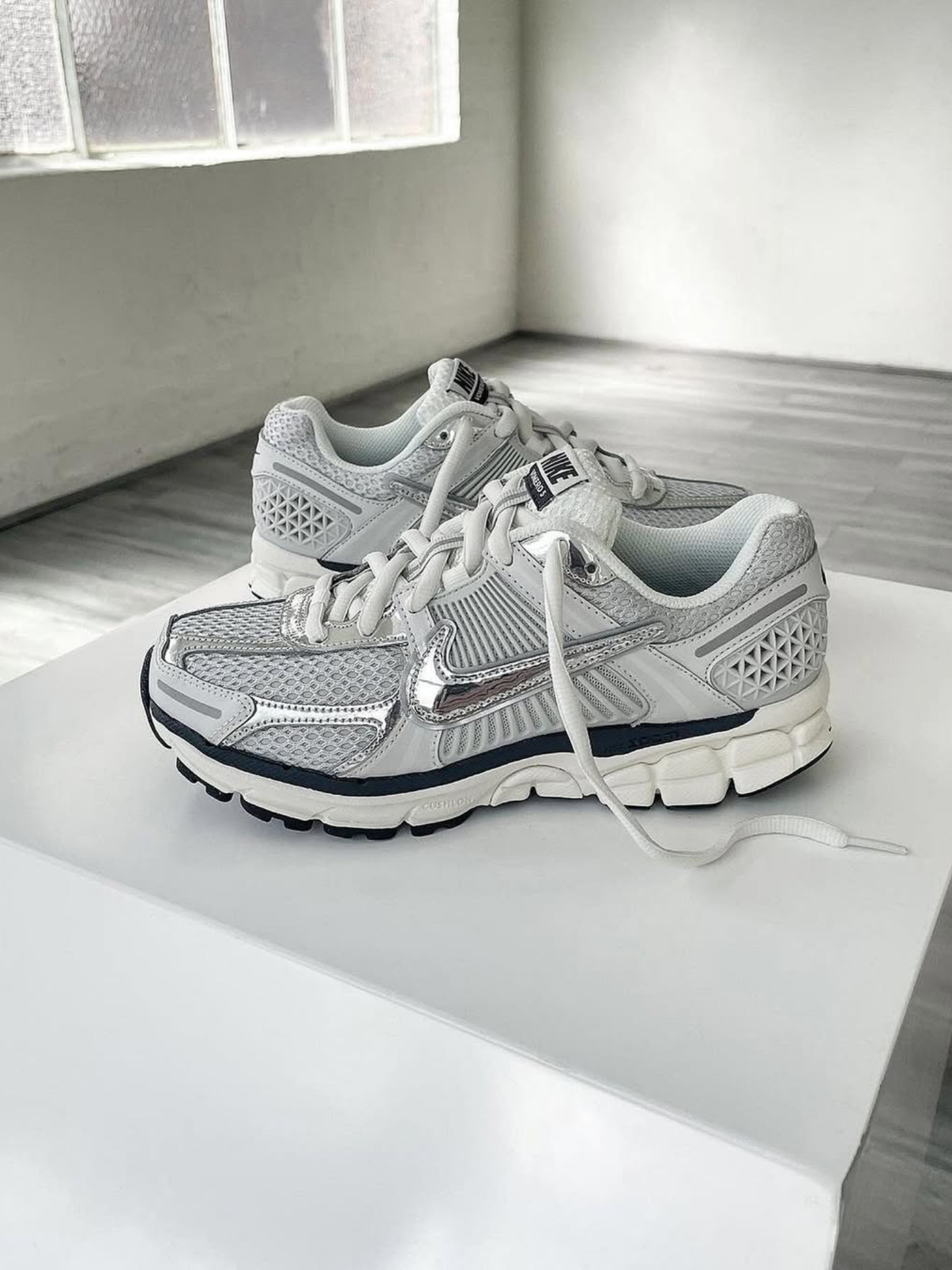 NIKE ZOOM VOMERO 5 PHOTON DUST METALLIC SILVER